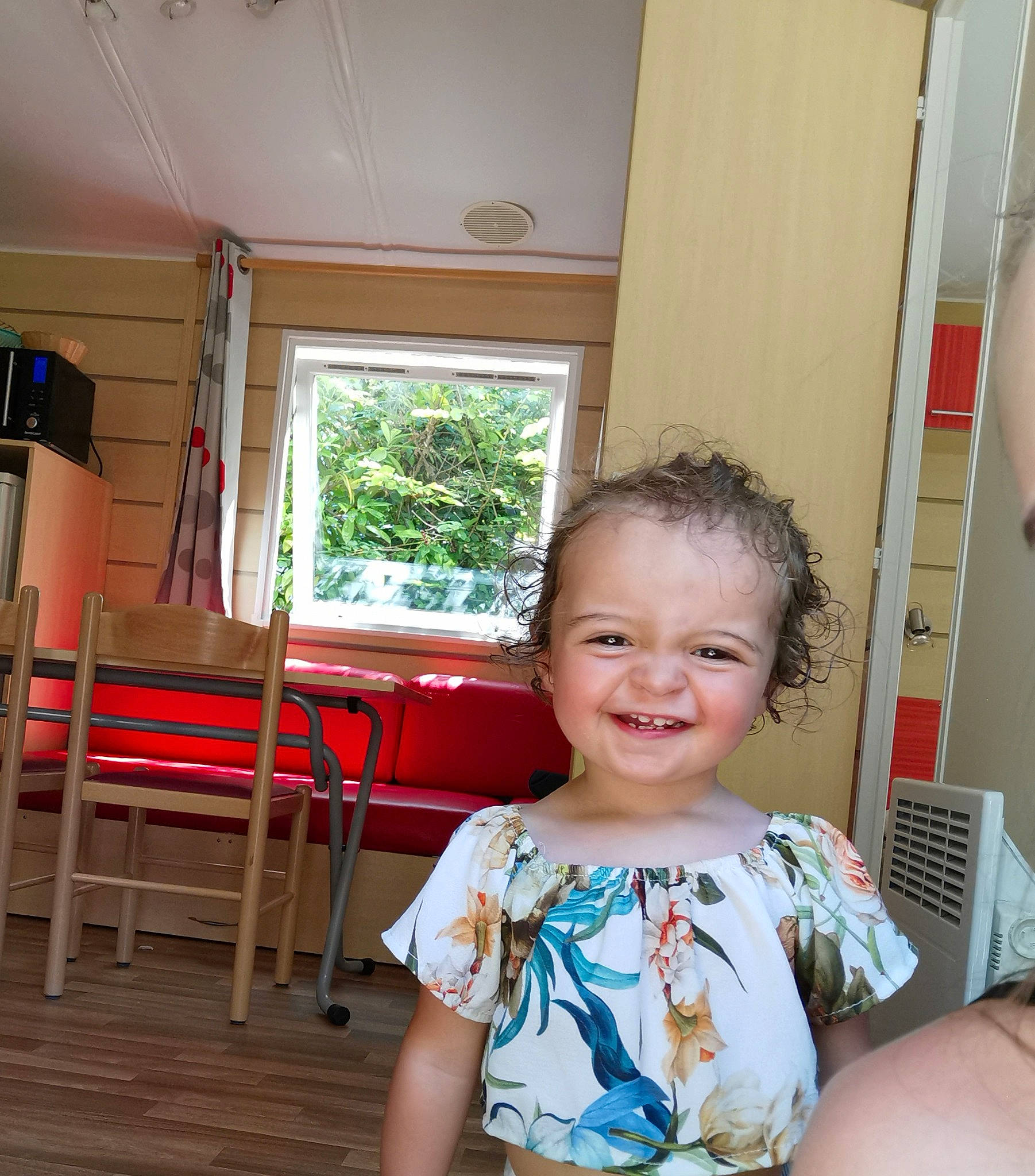 Amel a rejoint le concours — aidez-le/la à gagner de superbes lots ! child, furniture, joy, person, room, smile, standing, toddler