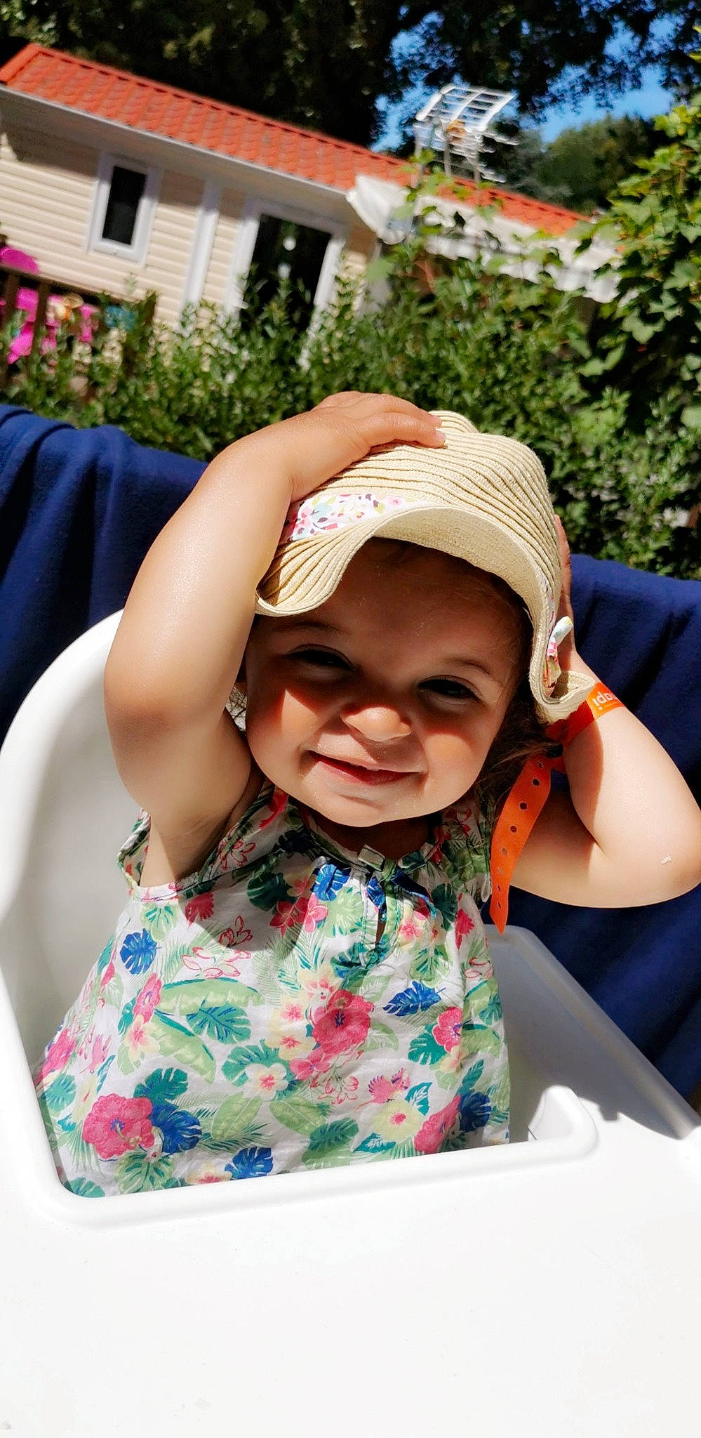 Amel a rejoint le concours — aidez-le/la à gagner de superbes lots ! cap, child, cool, fashion_accessory, glasses, grass, happy, hat, headgear, headwear, joy, leisure, nose, person, photography, smile, summer, sun_hat, vacation