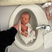 Abraham a rejoint le concours — aidez-le/la à gagner de superbes lots ! newborn, baby, sink, towel, hand, bath, infant, white, water, skin, support, babycare, chrome_faucet, clean, resting, small, delicate, wrapped, bathroom, person