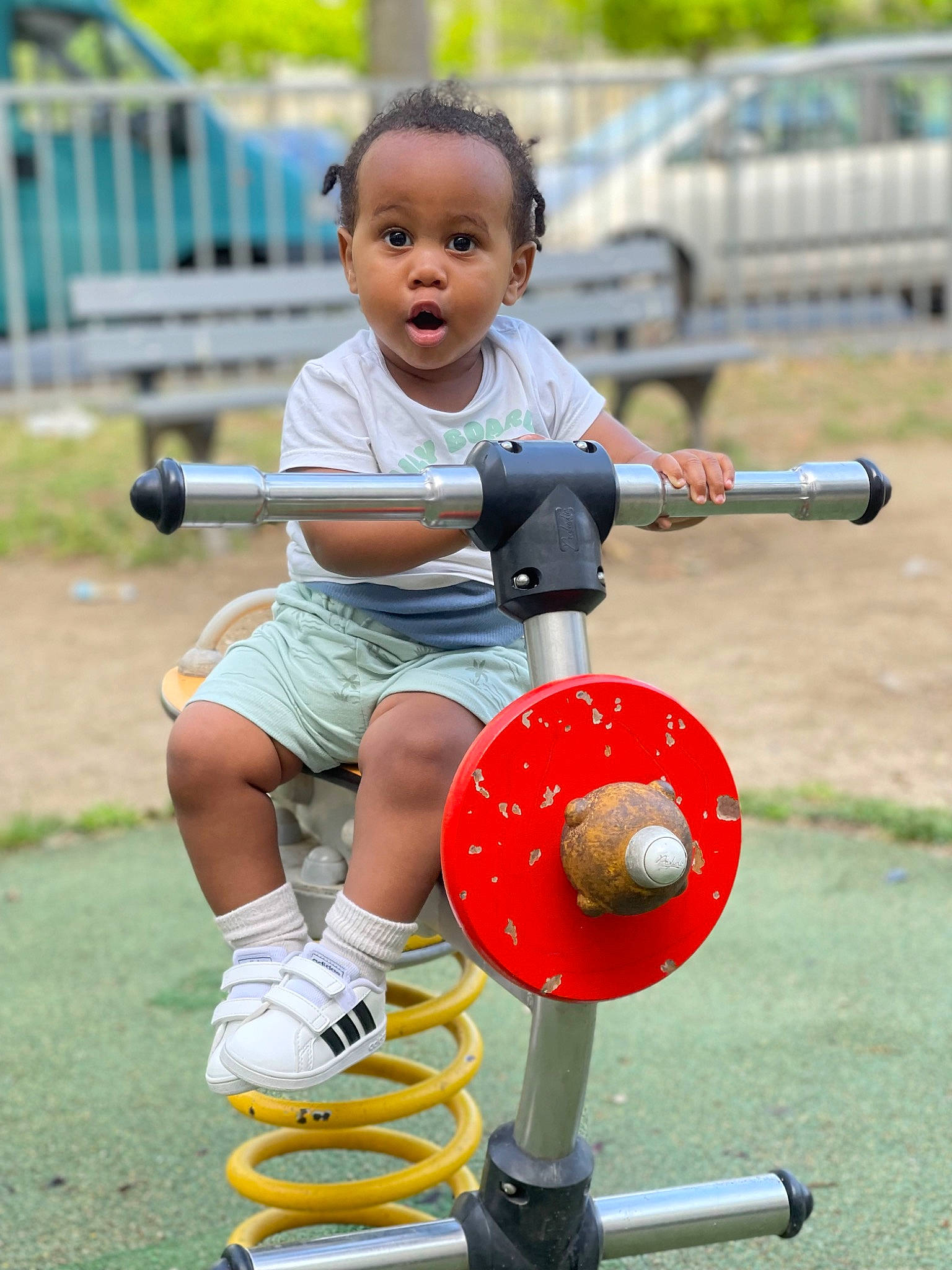 Widley a rejoint le concours — aidez-le/la à gagner de superbes lots ! baby_toddler_clothing, balance, boot, child, city, face, fence, footwear, fun, happy, leisure, person, play, playing_sports, recreation, shoe, sitting, sneakers, surprise, tire