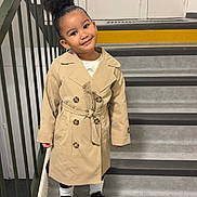 Kyara a rejoint le concours — aidez-le/la à gagner de superbes lots ! casual, child, clothing, concrete, cute, fashion, footwear, girl, happy, head_tilt, indoor, person, portrait, posing, railing, smile, sneakers, stairs, trench_coat, young