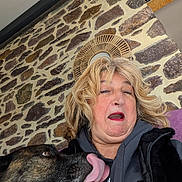 Nauny participe au concours pour gagner de l'argent avec cette photo : woman, dog, selfie, stone_wall, funny_face, licking, outdoor, blonde_hair, hoodie, casual_clothing, pet, tongue_out, closeup, portrait, humor, companion, decor, seated, expression, interaction