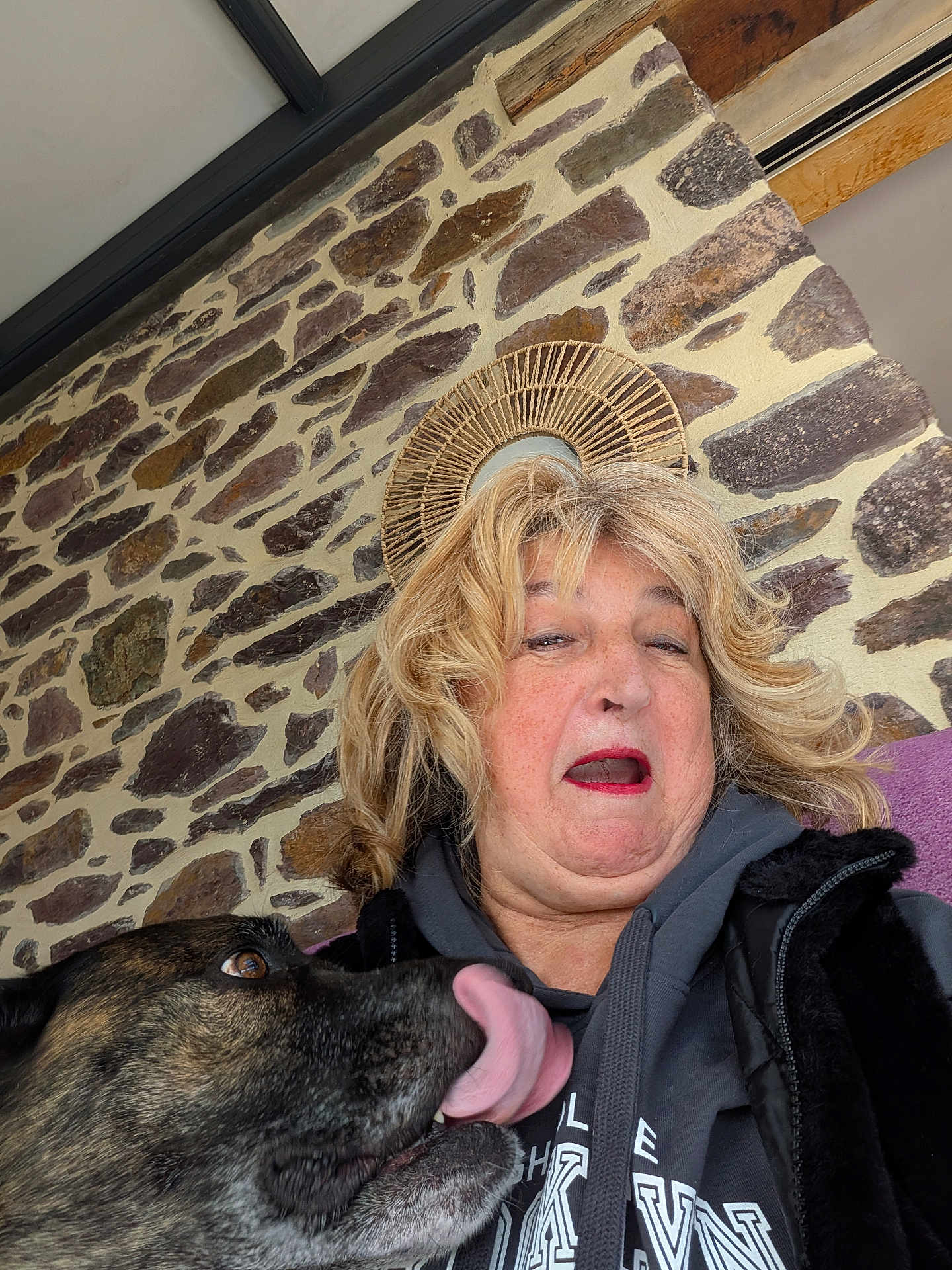 Nauny participe au concours pour gagner de l'argent avec cette photo : woman, dog, selfie, stone_wall, funny_face, licking, outdoor, blonde_hair, hoodie, casual_clothing, pet, tongue_out, closeup, portrait, humor, companion, decor, seated, expression, interaction