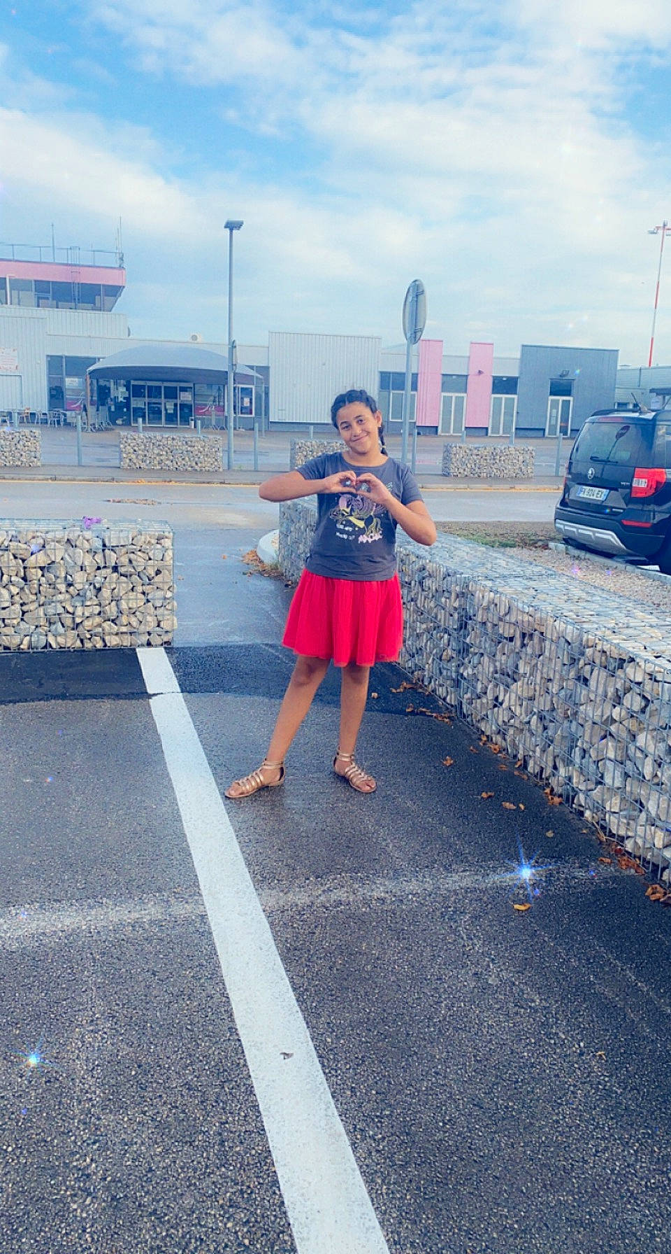 Anjara a rejoint le concours — aidez-le/la à gagner de superbes lots ! asphalt, car, city, cloud, daytime, electric_blue, fun, joy, leisure, person, recreation, road, road_surface, sidewalk, sky, standing, tar, tints_and_shades, tire, travel