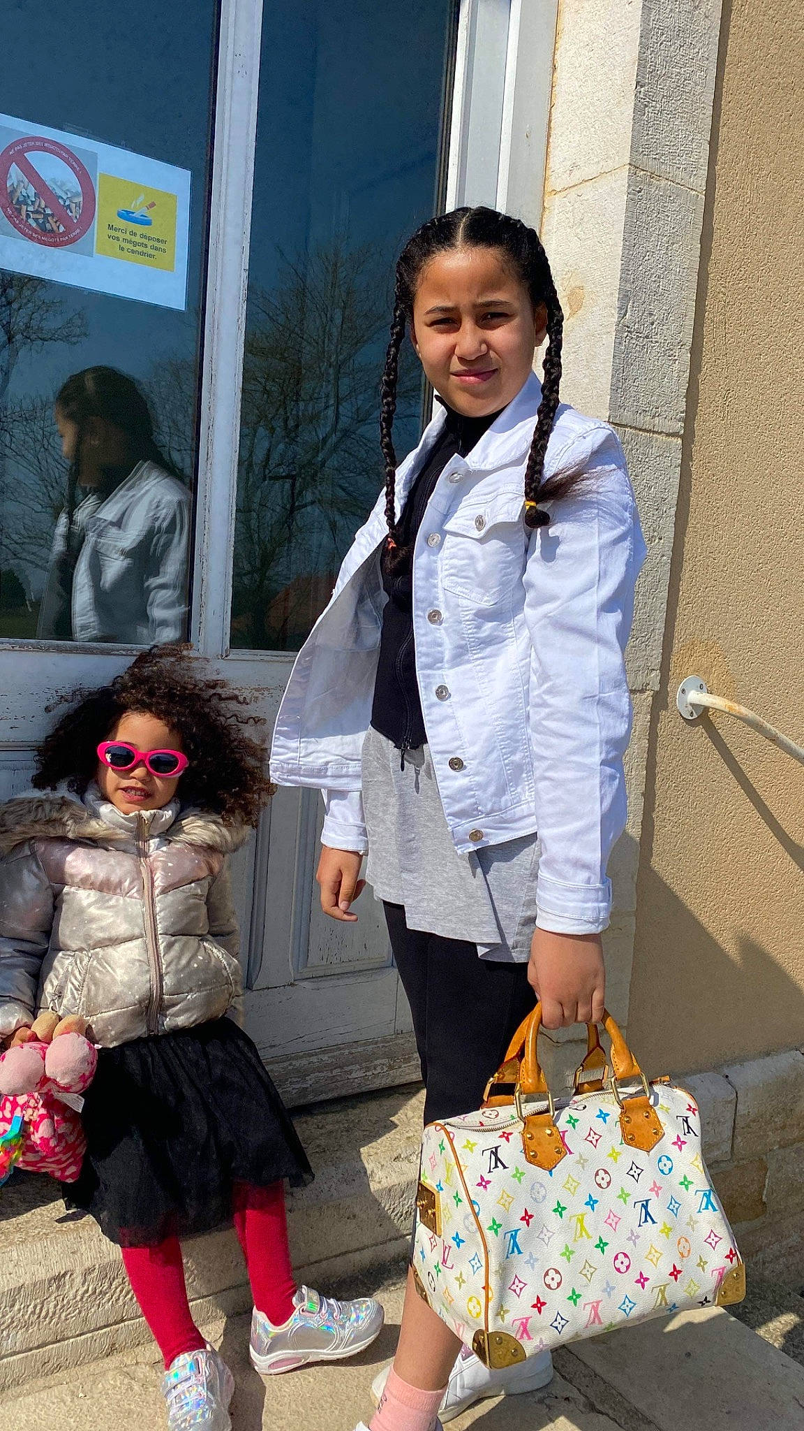 Anjara a rejoint le concours — aidez-le/la à gagner de superbes lots ! bag, electric_blue, event, eyewear, fashion, fashion_accessory, fashion_design, fur, human, jewellery, joy, luggage_and_bags, pattern, person, school_uniform, shoe, shoulder_bag, sleeve, textile, toy