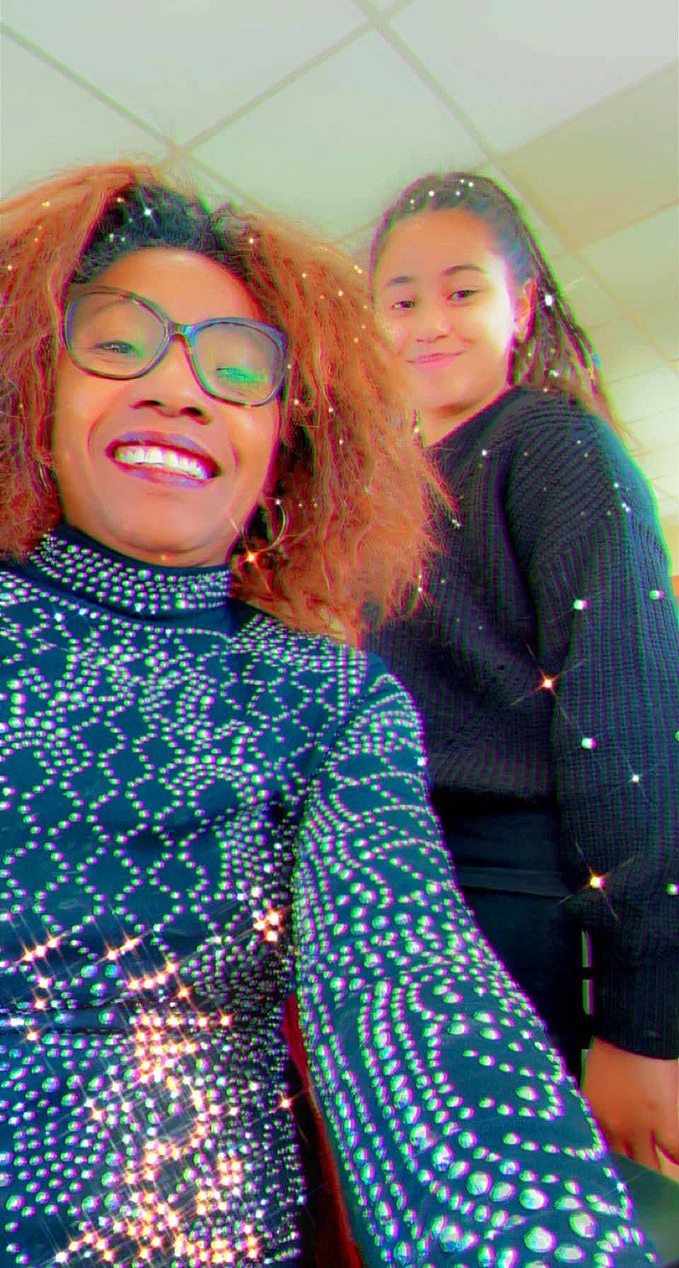 Anjara a rejoint le concours — aidez-le/la à gagner de superbes lots ! earrings, electric_blue, event, eyewear, face, fashion_design, fun, glasses, hair, happy, head, joy, leisure, lip, long_hair, outerwear, pattern, person, sleeve, smile