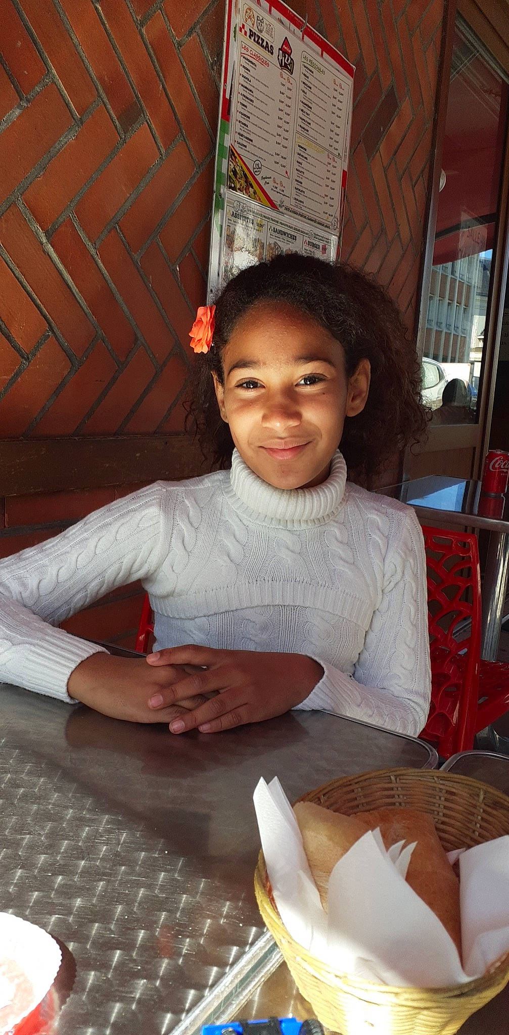 Asya participe au concours pour gagner de l'argent avec cette photo : chair, child, comfort_food, cooking, cutlery, flooring, food, fork, fun, happy, joy, kitchen_utensil, person, plate, sitting, smile, t_shirt, table, tableware, thumb