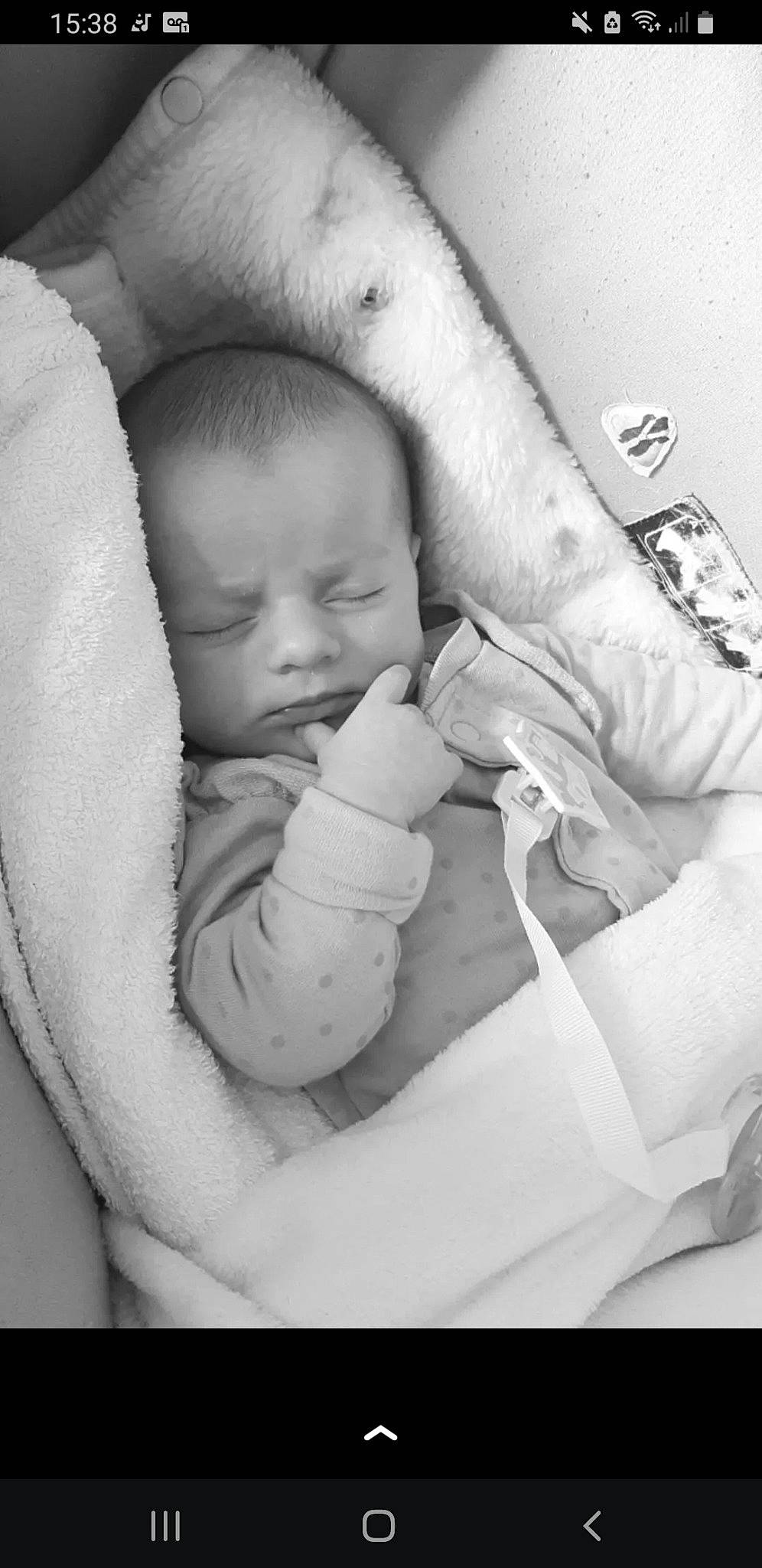 Camélia participe au concours pour gagner de l'argent avec cette photo : abdomen, arm, baby, baby_sleeping, cheek, child, comfort, elbow, finger, gesture, hand, happy, human_body, linens, monochrome_photography, mouth, nose, person, skin, thumb