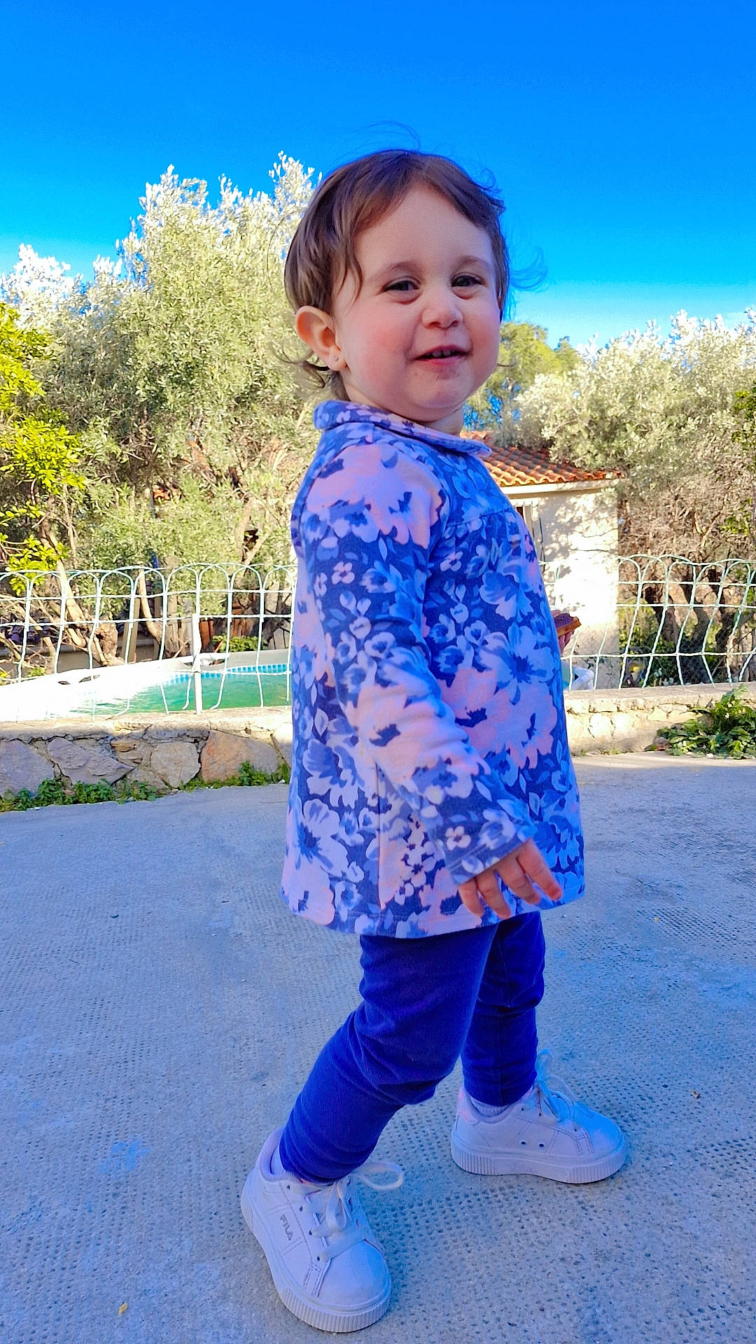 Juana participe au concours pour gagner de l'argent avec cette photo : azure, blue, child, denim, electric_blue, grass, happy, leisure, magenta, pattern, people_in_nature, person, plant, recreation, sky, sleeve, smile, sneakers, toddler, travel