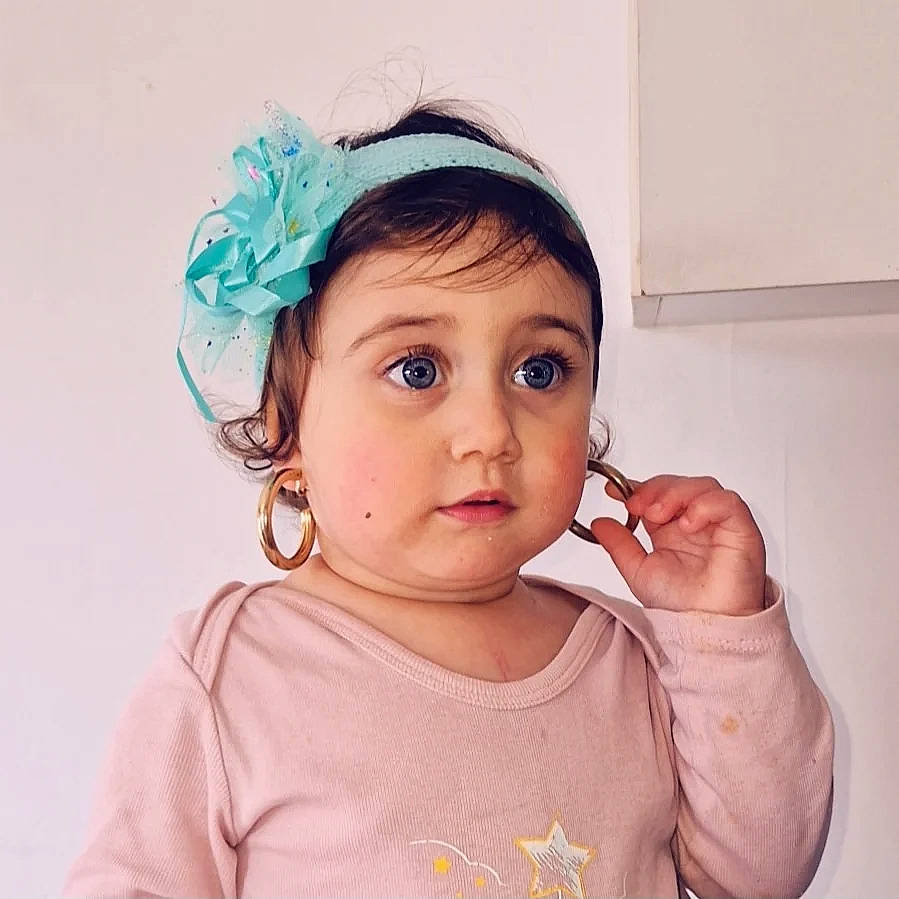 Juana participe au concours pour gagner de l'argent avec cette photo : baby, baby_toddler_clothing, chin, clothing, ear, eye, eyebrow, eyelash, finger, gesture, happy, hat, headgear, headpiece, iris, neck, person, pink, skin, sleeve