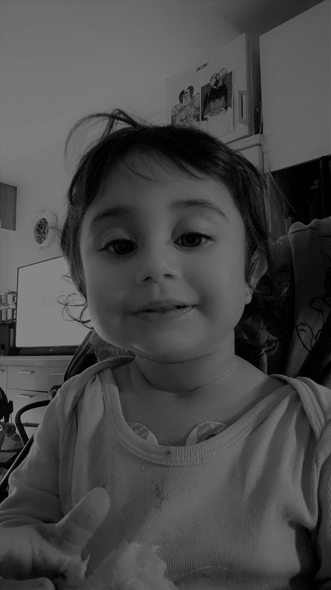 Juana a rejoint le concours — aidez-le/la à gagner de superbes lots ! black_and_white, cheek, child, ear, eye, eyebrow, eyelash, forehead, gesture, hair, happy, head, iris, lip, monochrome, neck, nose, person, smile, t_shirt