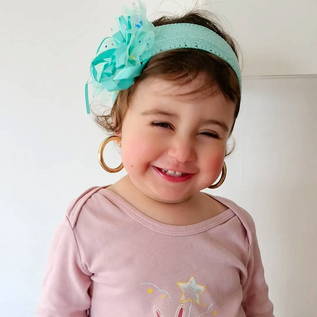Juana participe au concours pour gagner de l'argent avec cette photo : baby_toddler_clothing, clothing, costume_hat, ear, eyelash, face, hair_accessory, happy, headband, headgear, headpiece, jewellery, joy, magenta, neck, person, pink, sleeve, smile, t_shirt