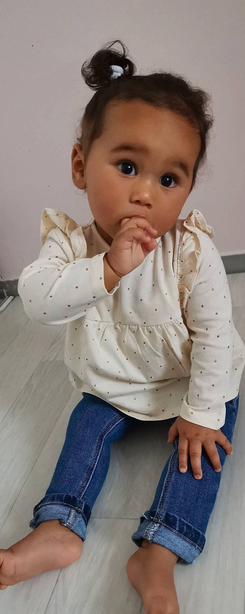 Abigaëlle a rejoint le concours — aidez-le/la à gagner de superbes lots ! baby, baby_toddler_clothing, cheek, collar, comfort, dress_shirt, face, finger, gesture, happy, iris, jeans, joint, lip, nose, person, skin, sleeve, standing, surprise