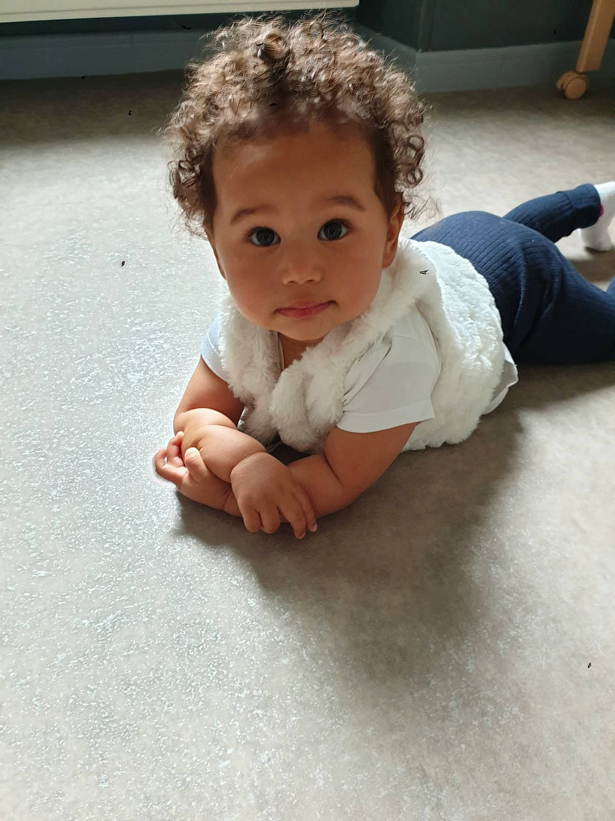 Abigaëlle participe au concours pour gagner de l'argent avec cette photo : baby, baby_toddler_clothing, cheek, child, finger, floor, flooring, foot, fun, fur, gesture, happy, hardwood, human_leg, nose, person, road_surface, sitting, thumb, toddler