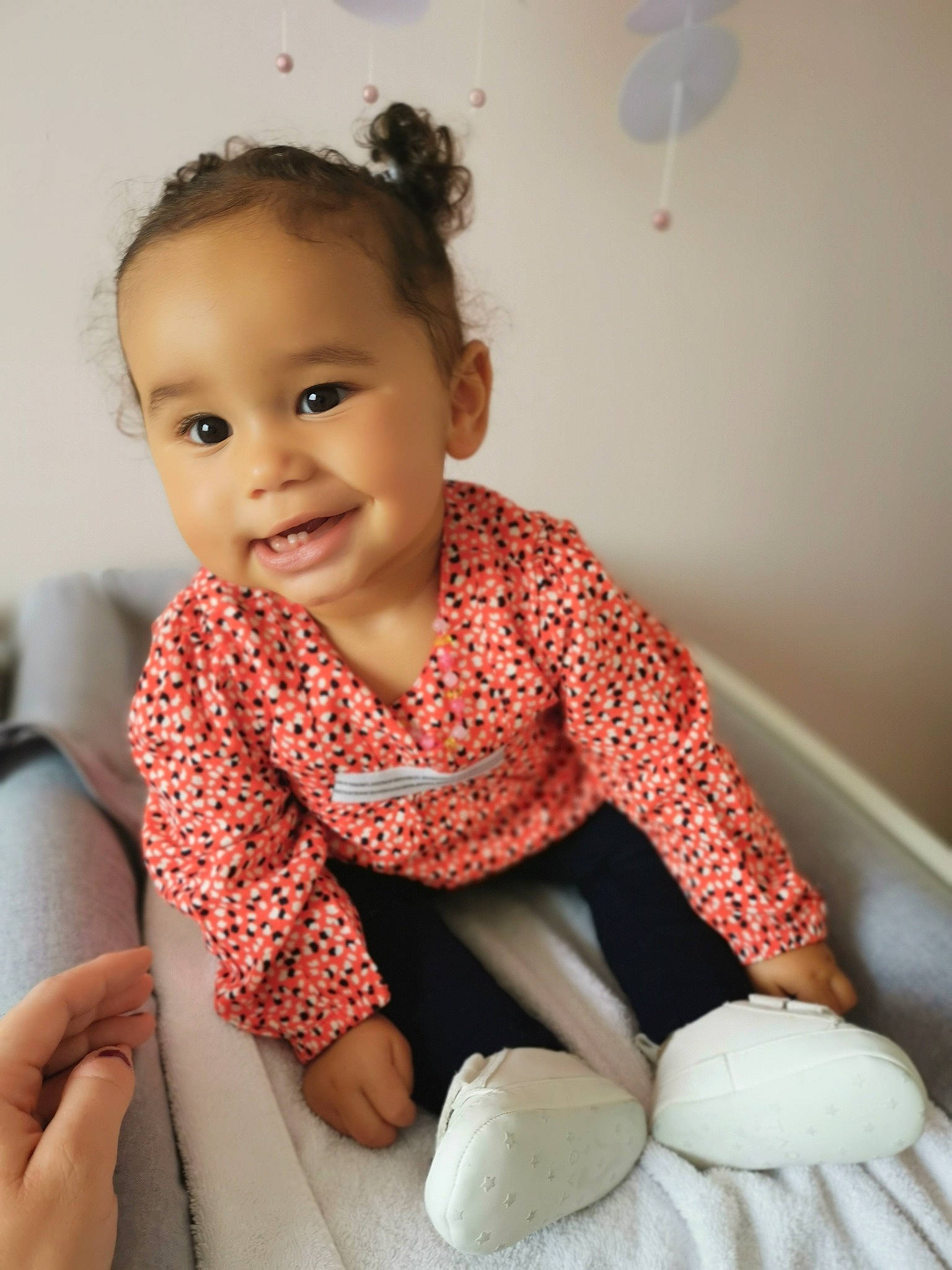 Abigaëlle participe au concours pour gagner de l'argent avec cette photo : baby, baby_toddler_clothing, child, comfort, dress, gesture, hair, hand, happy, human_leg, joy, knee, leg, person, skin, sleeve, smile, standing, thigh, tie