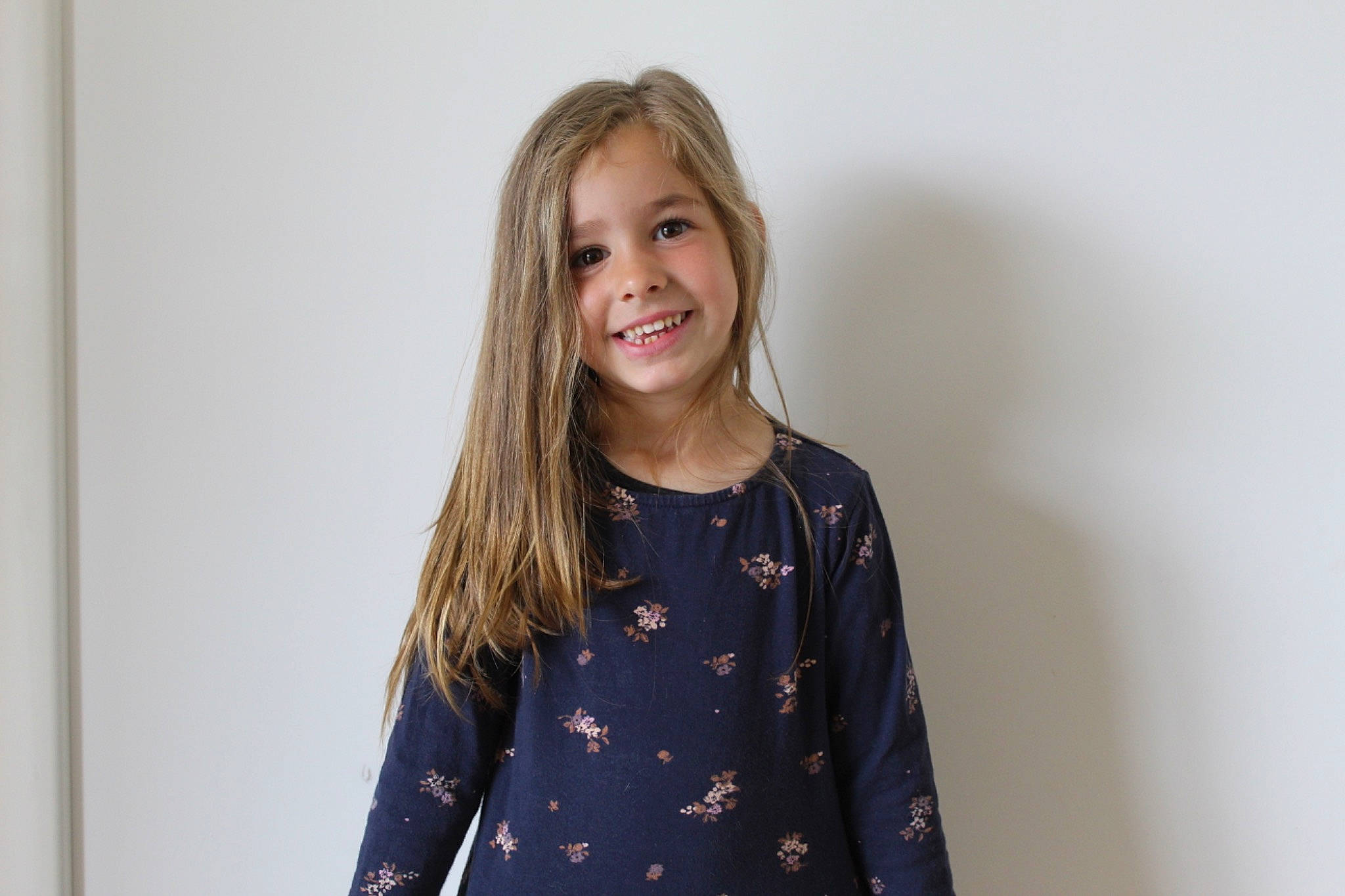 Théa a rejoint le concours — aidez-le/la à gagner de superbes lots ! arm, blazer, blond, collar, denim, dress_shirt, electric_blue, face, fashion_design, formal_wear, fun, gesture, hair, happy, joy, magenta, neck, pattern, person, sleeve