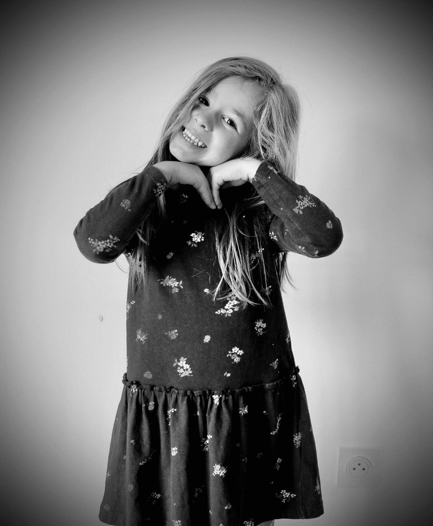 Théa a rejoint le concours — aidez-le/la à gagner de superbes lots ! black_and_white, entertainment, event, face, fashion_design, flash_photography, gesture, hair, happy, joy, long_hair, monochrome, monochrome_photography, music, pattern, people_in_nature, person, sleeve, smile, style