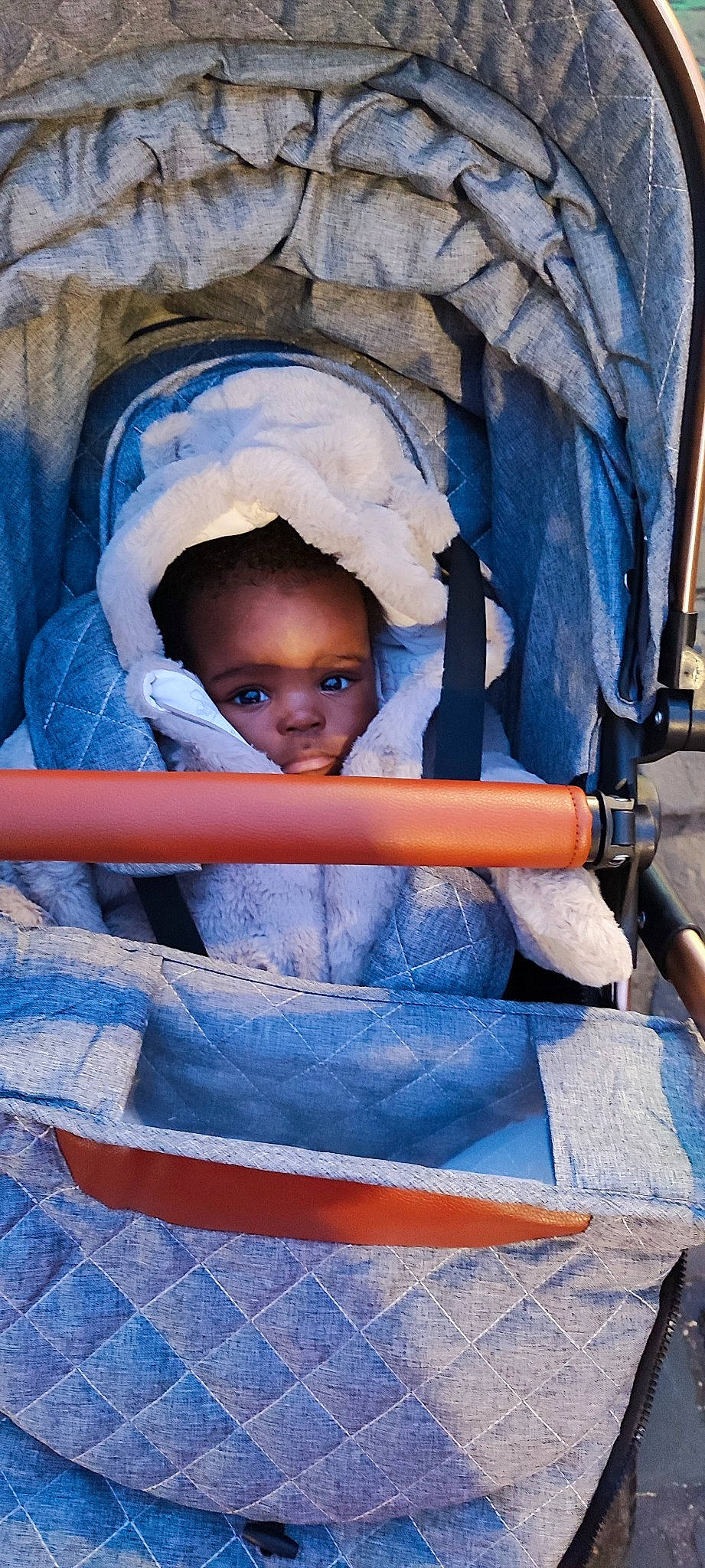 Véronica a rejoint le concours — aidez-le/la à gagner de superbes lots ! azure, baby_products, blue, child, comfort, electric_blue, fun, leisure, person, sitting, tints_and_shades, toddler, winter, wood