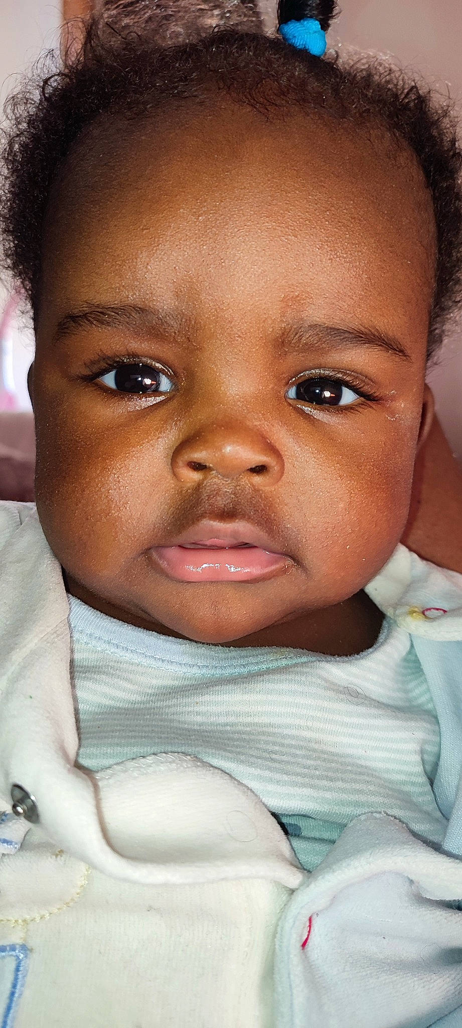 Véronica a rejoint le concours — aidez-le/la à gagner de superbes lots ! cheek, chin, ear, eyebrow, eyelash, facial_expression, flash_photography, forehead, gesture, happy, human, iris, jaw, lip, mouth, neck, nose, person, skin, smile