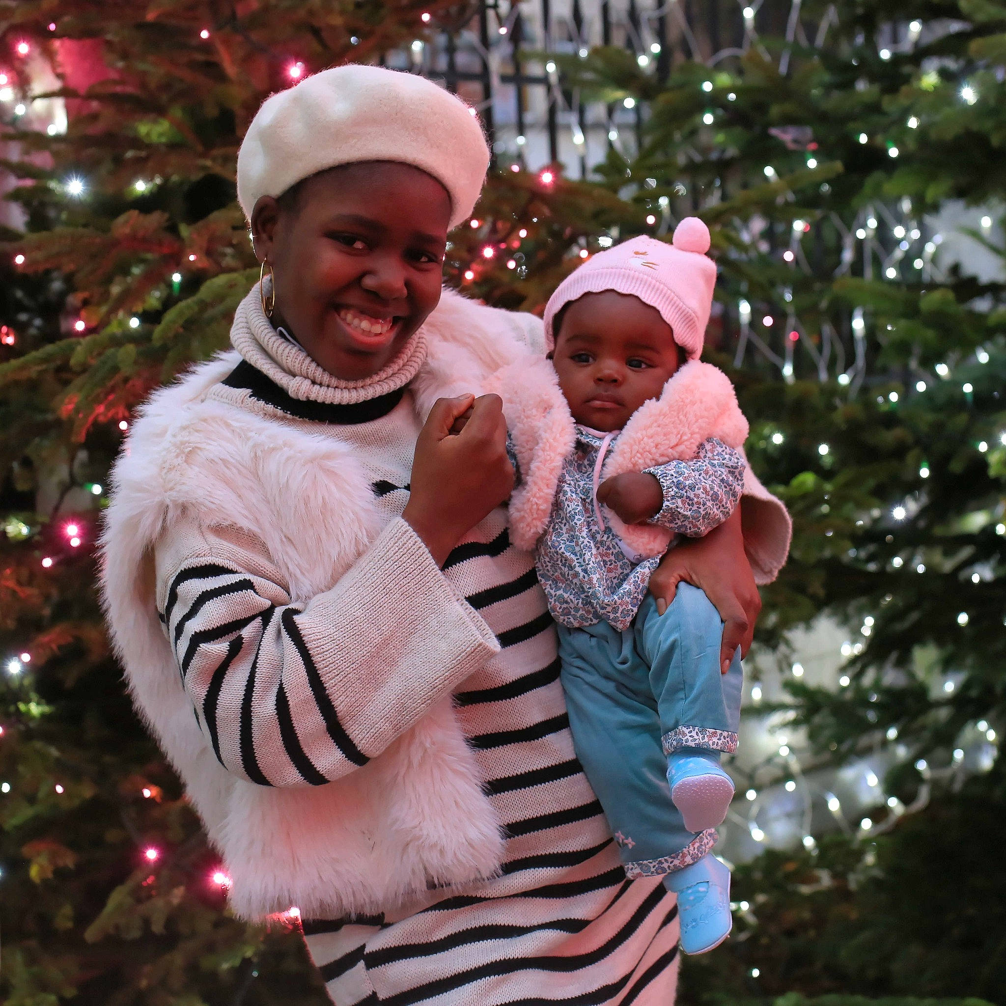 Véronica a rejoint le concours — aidez-le/la à gagner de superbes lots ! christmas, christmas_decoration, christmas_ornament, christmas_tree, event, facial_expression, fun, gesture, happy, headwear, holiday, human_body, joy, light, lighting, outerwear, people_in_nature, person, smile, standing