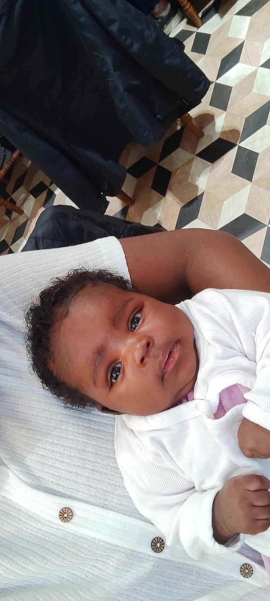 Véronica participe au concours pour gagner de l'argent avec cette photo : baby, baby_toddler_clothing, cheek, child, comfort, elbow, eye, eyelash, fun, hairstyle, happy, linens, nose, person, room, skin, sleeve, textile, toddler, vacation