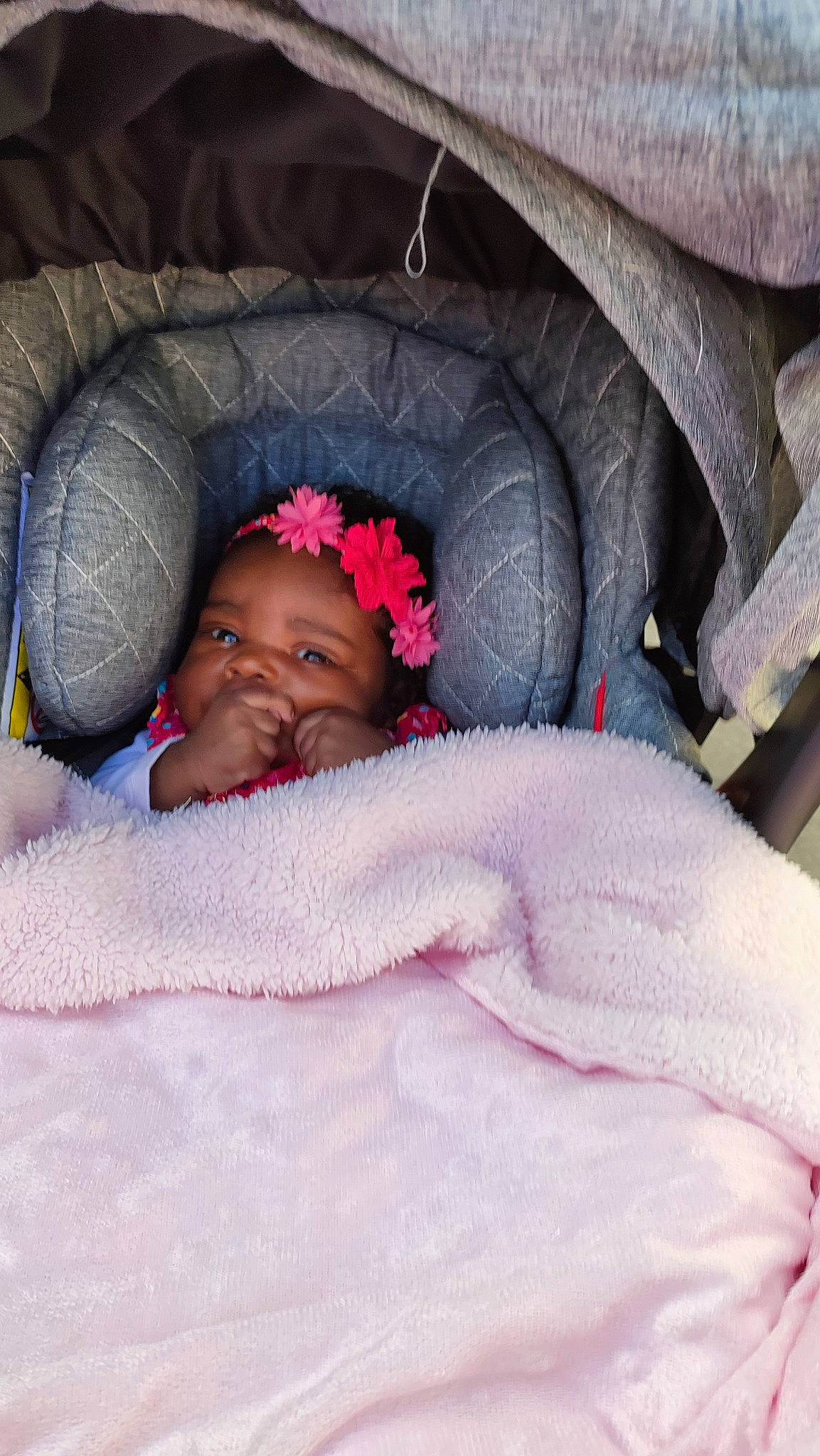 Véronica participe au concours pour gagner de l'argent avec cette photo : automotive_tire, baby, child, chin, comfort, eye, fun, hair, head, headgear, headwear, linens, magenta, mammal, mouth, nose, person, pink, skin, smile