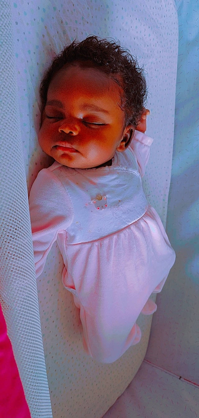 Véronica a rejoint le concours — aidez-le/la à gagner de superbes lots ! baby, baby_toddler_clothing, cheek, child, comfort, dress, eyebrow, eyelash, hairstyle, happy, iris, linens, lip, magenta, nose, person, pink, skin, sleeve, smile