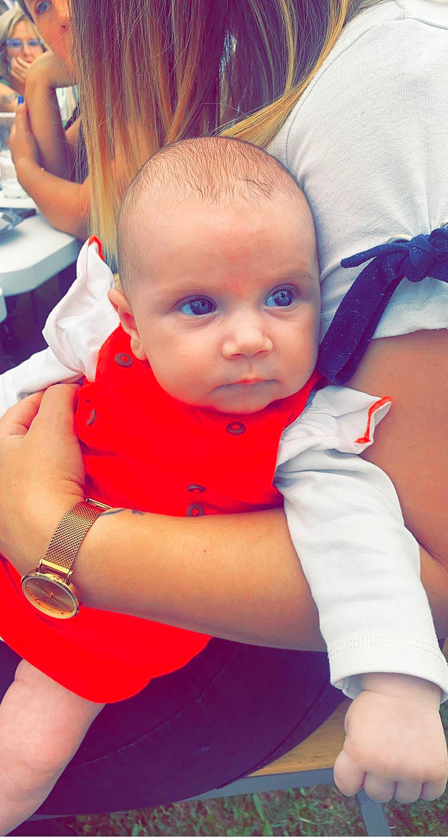 Saona a rejoint le concours — aidez-le/la à gagner de superbes lots ! arm, baby, baby_toddler_clothing, cheek, child, comfort, elbow, electric_blue, event, finger, fun, happy, joint, joy, leisure, muscle, person, sitting, skin, tableware