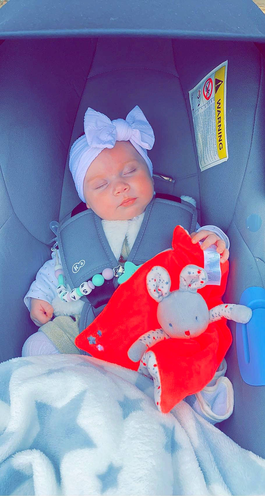 Saona a rejoint le concours — aidez-le/la à gagner de superbes lots ! baby, baby_in_car_seat, baby_products, baby_toddler_clothing, car_seat, carmine, child, comfort, electric_blue, fun, hat, headwear, human_body, lap, person, pink, sitting, skin, stuffed_toy, teddy_bear