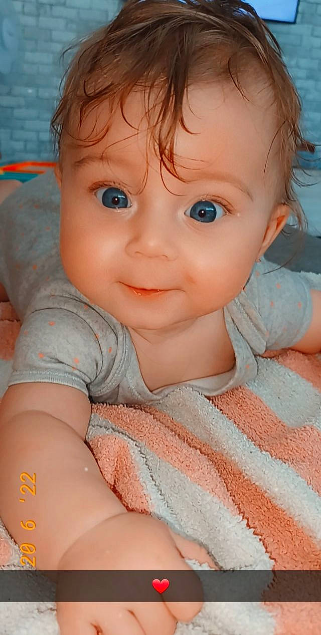 Jelena a rejoint le concours — aidez-le/la à gagner de superbes lots ! arm, blue, cheek, eye, eyebrow, eyelash, finger, hand, happy, head, human_body, iris, joint, lip, mouth, muscle, neck, nose, person, skin