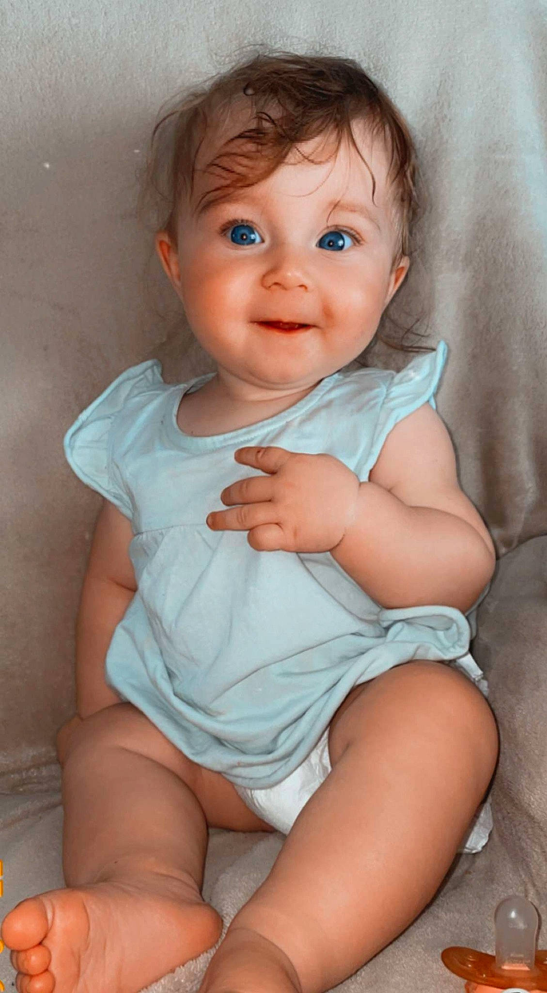 Jelena participe au concours pour gagner de l'argent avec cette photo : baby, baby_toddler_clothing, cheek, eye, face, finger, hair, happy, head, iris, joy, lip, mouth, neck, nose, person, pink, skin, sleeve, smile