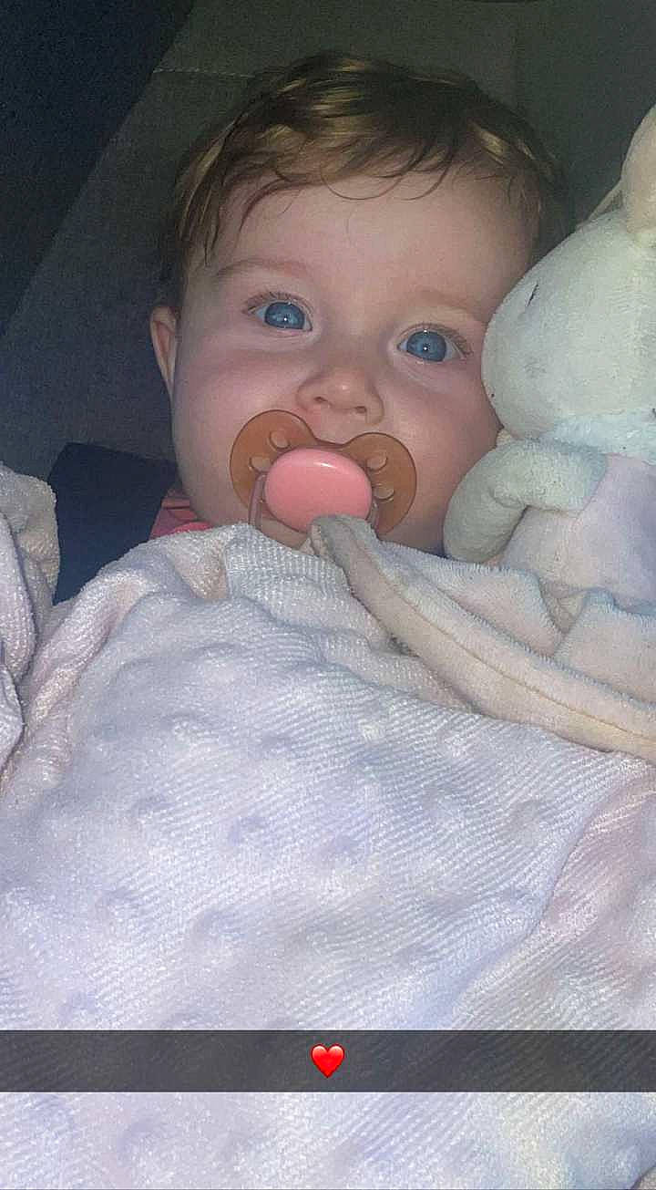 Jelena a rejoint le concours — aidez-le/la à gagner de superbes lots ! baby, baby_sleeping, baby_toddler_clothing, cheek, chin, comfort, ear, eye, eyebrow, face, finger, forehead, head, interaction, iris, lip, mouth, nose, person, skin