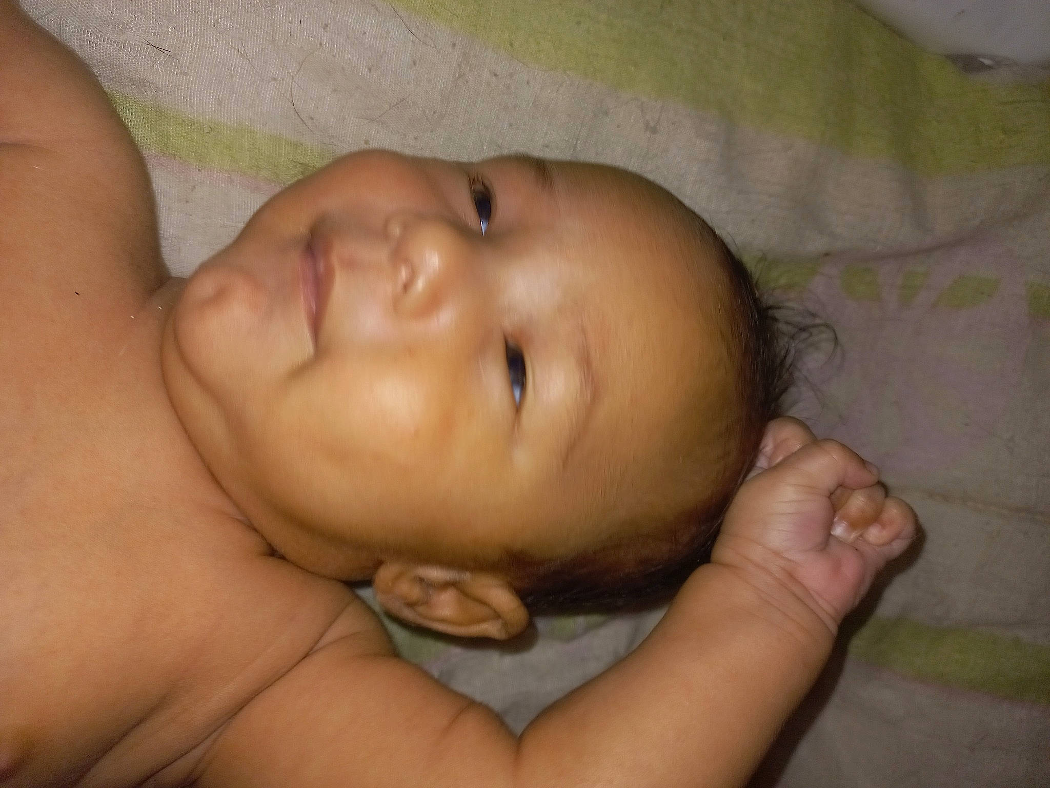 Raphaël participe au concours pour gagner de l'argent avec cette photo : baby, cheek, chin, comfort, eye, eyebrow, eyelash, finger, forehead, gesture, hair, hand, head, human_body, iris, lip, mouth, neck, nose, person