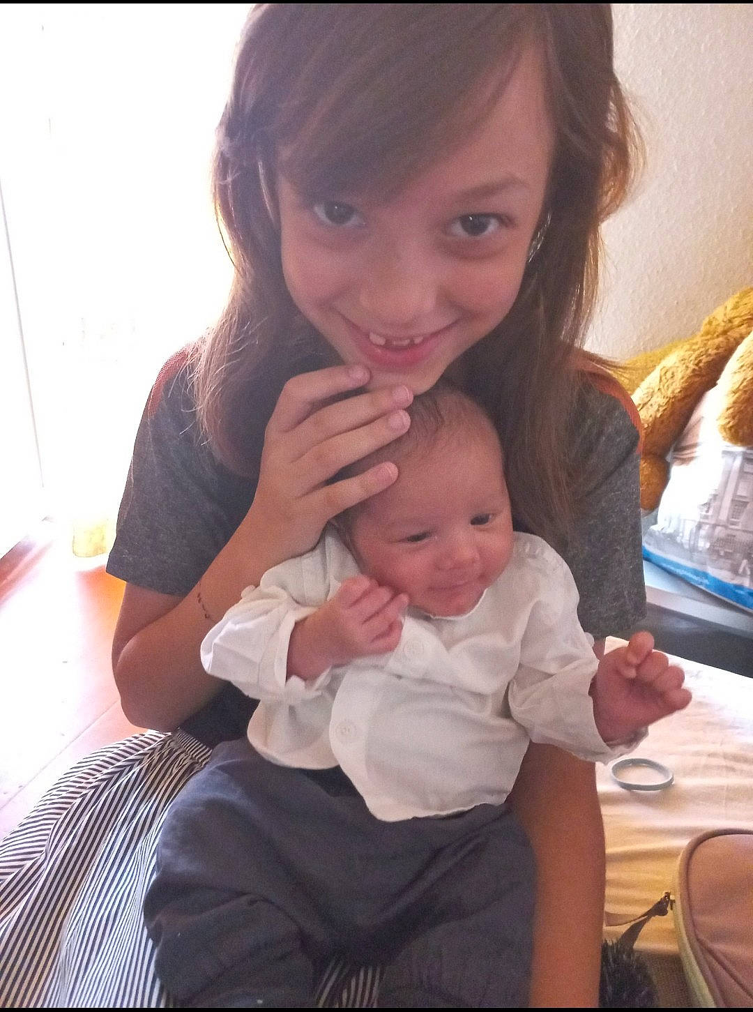 Raphaël participe au concours pour gagner de l'argent avec cette photo : cheek, comfort, face, facial_expression, finger, gesture, hair, hairstyle, happy, head, human_body, iris, joy, lip, mouth, nose, person, sharing, skin, smile