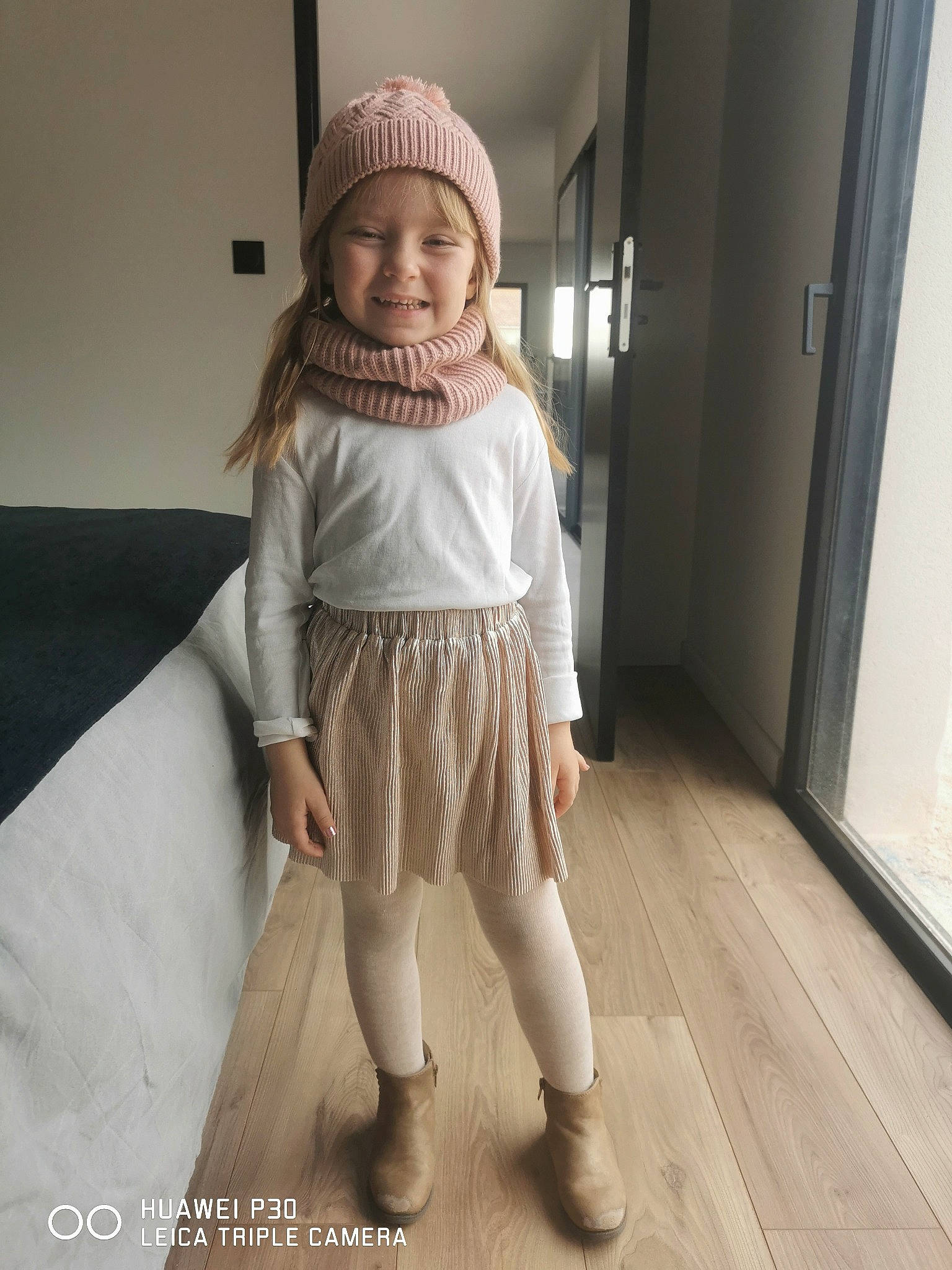 Charlie participe au concours pour gagner de l'argent avec cette photo : baby, baby_toddler_clothing, cap, door, eye, fashion_design, floor, flooring, hardwood, headwear, human_leg, joy, knee, neck, peach, person, skin, sleeve, thigh, toddler