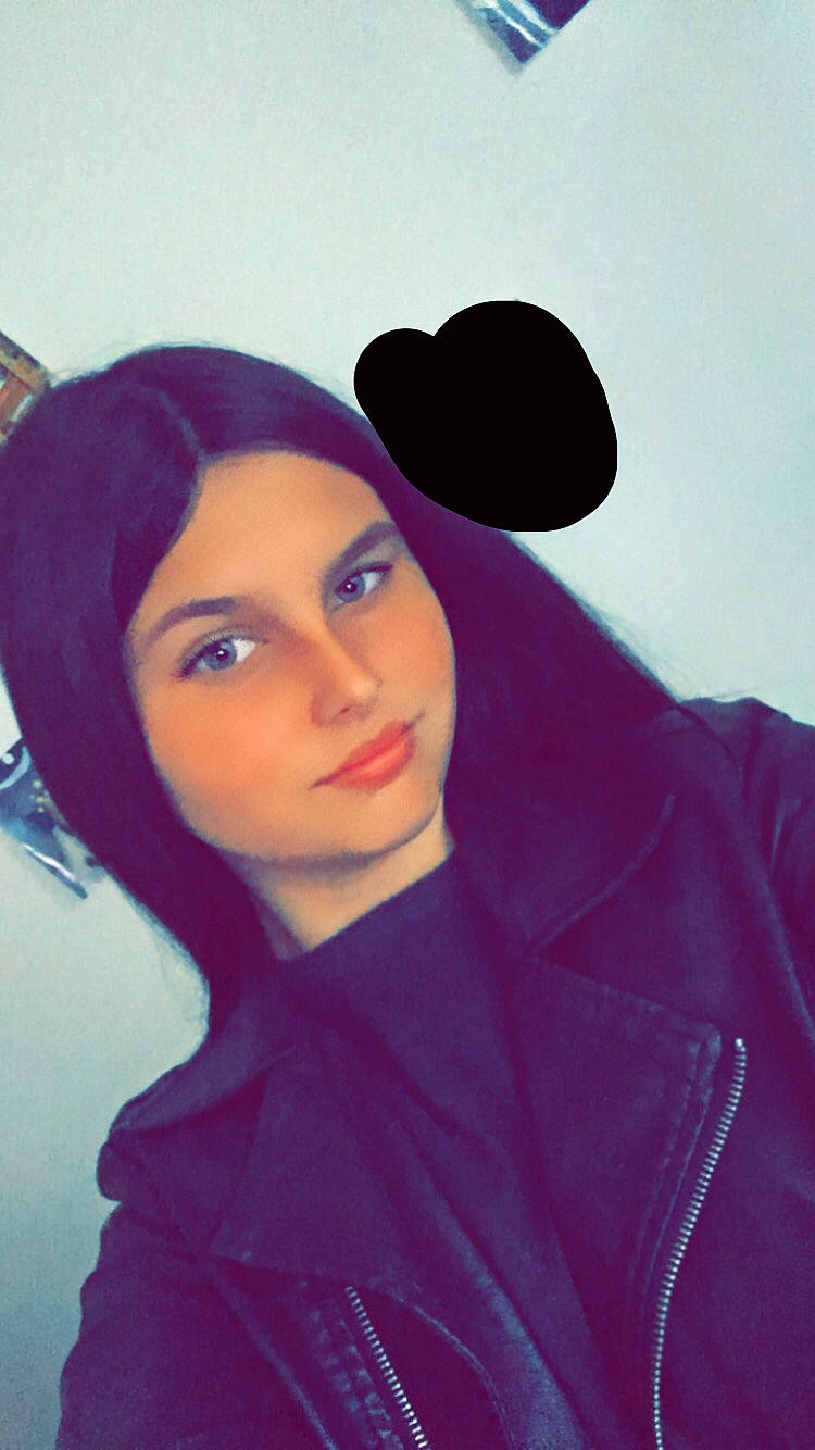 Jeanne a rejoint le concours — aidez-le/la à gagner de superbes lots ! black_hair, chin, electric_blue, eyebrow, eyelash, flash_photography, hair, hairstyle, head, headgear, lip, lipstick, long_hair, magenta, makeover, person, pink, purple, sleeve, street_fashion