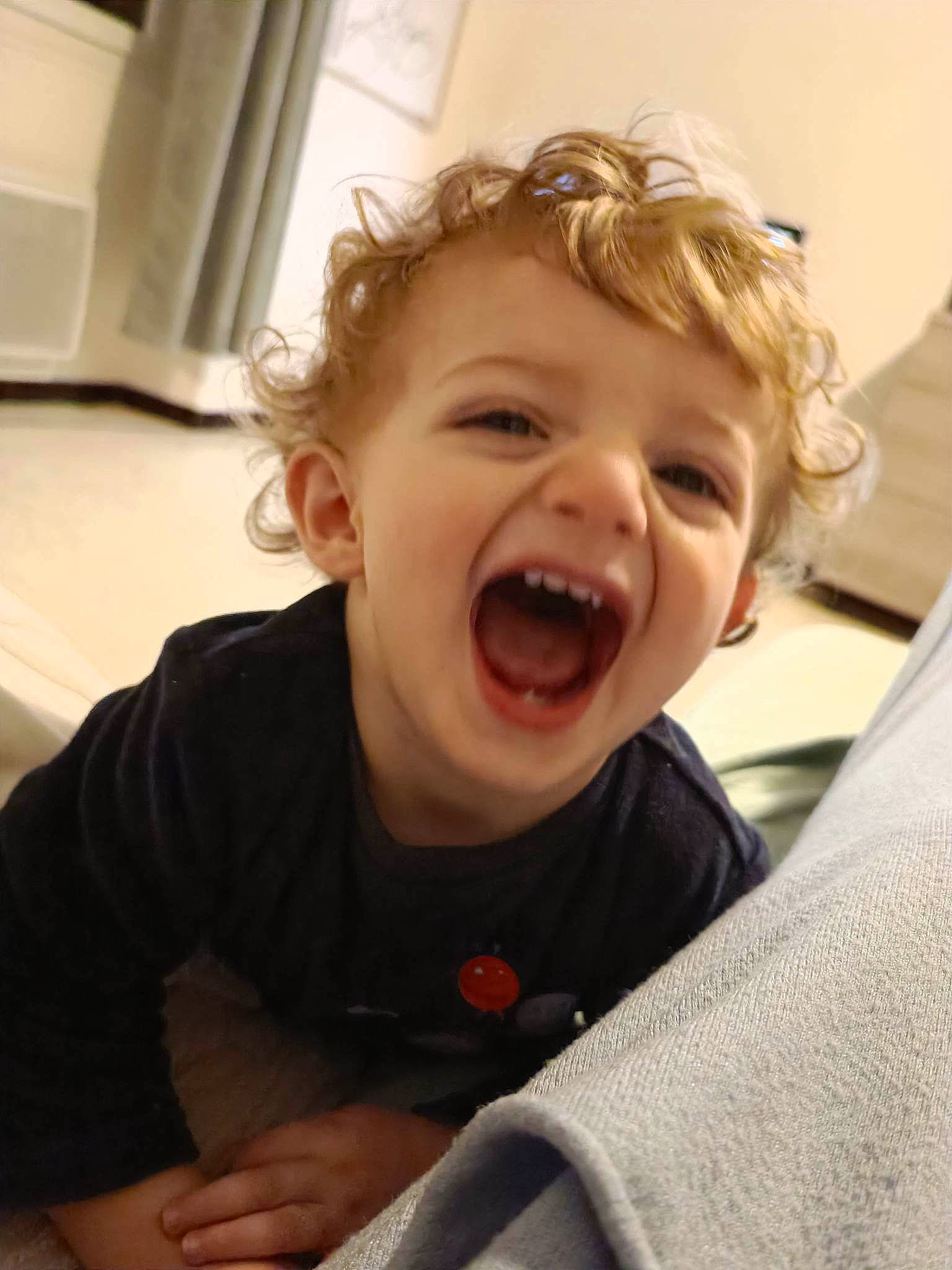 Ezio a rejoint le concours — aidez-le/la à gagner de superbes lots ! arm, cheek, comfort, ear, eye, face, facial_expression, gesture, happy, head, iris, lip, mouth, neck, nose, person, skin, sleeve, smile, tooth