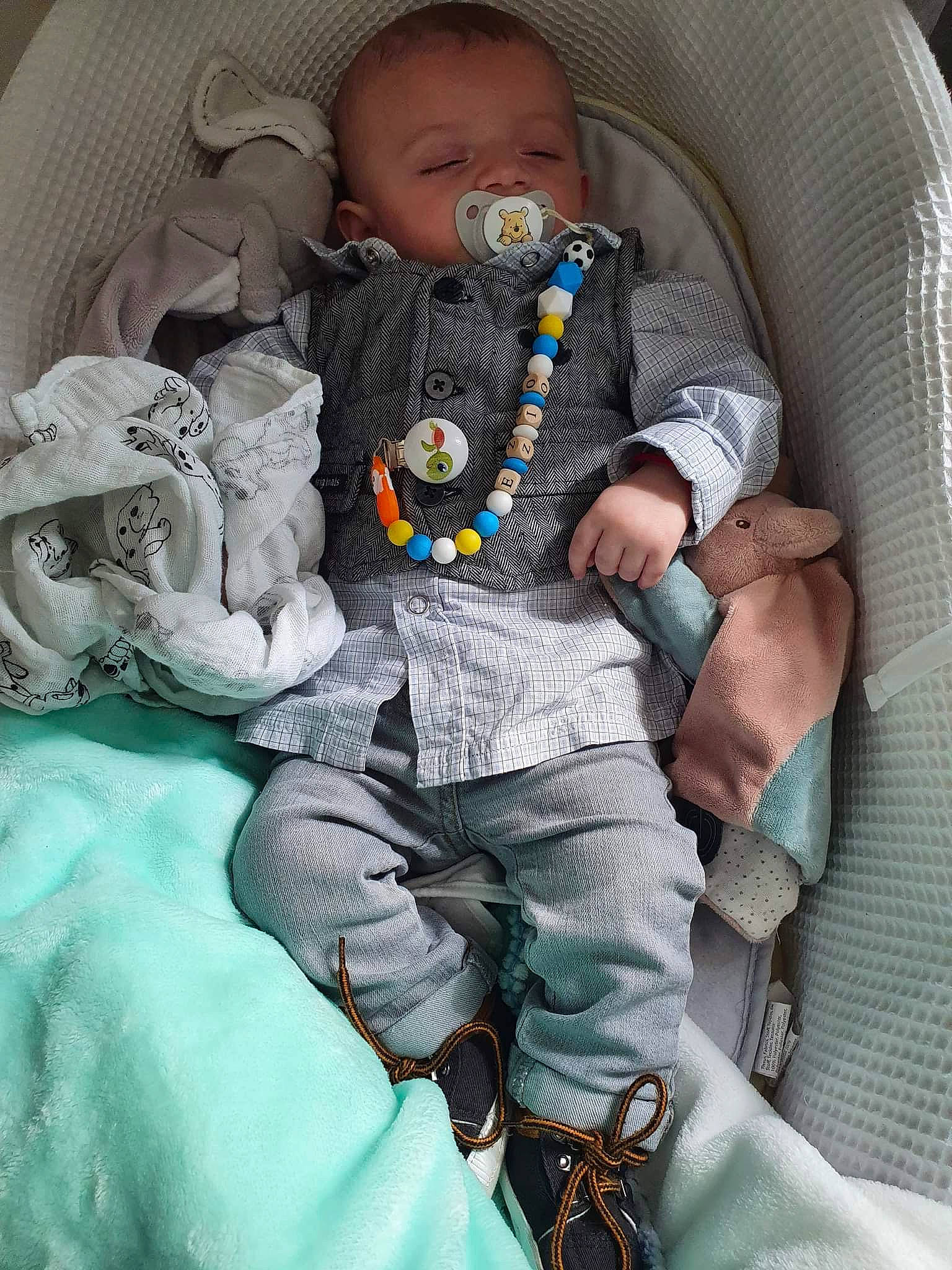 Ezio a rejoint le concours — aidez-le/la à gagner de superbes lots ! baby, baby_carriage, baby_in_car_seat, baby_products, baby_safety, baby_sleeping, baby_toddler_clothing, baby_toys, butterfly, car_seat, child, comfort, green, infant_bed, insect, linens, person, sitting, sleep, textile