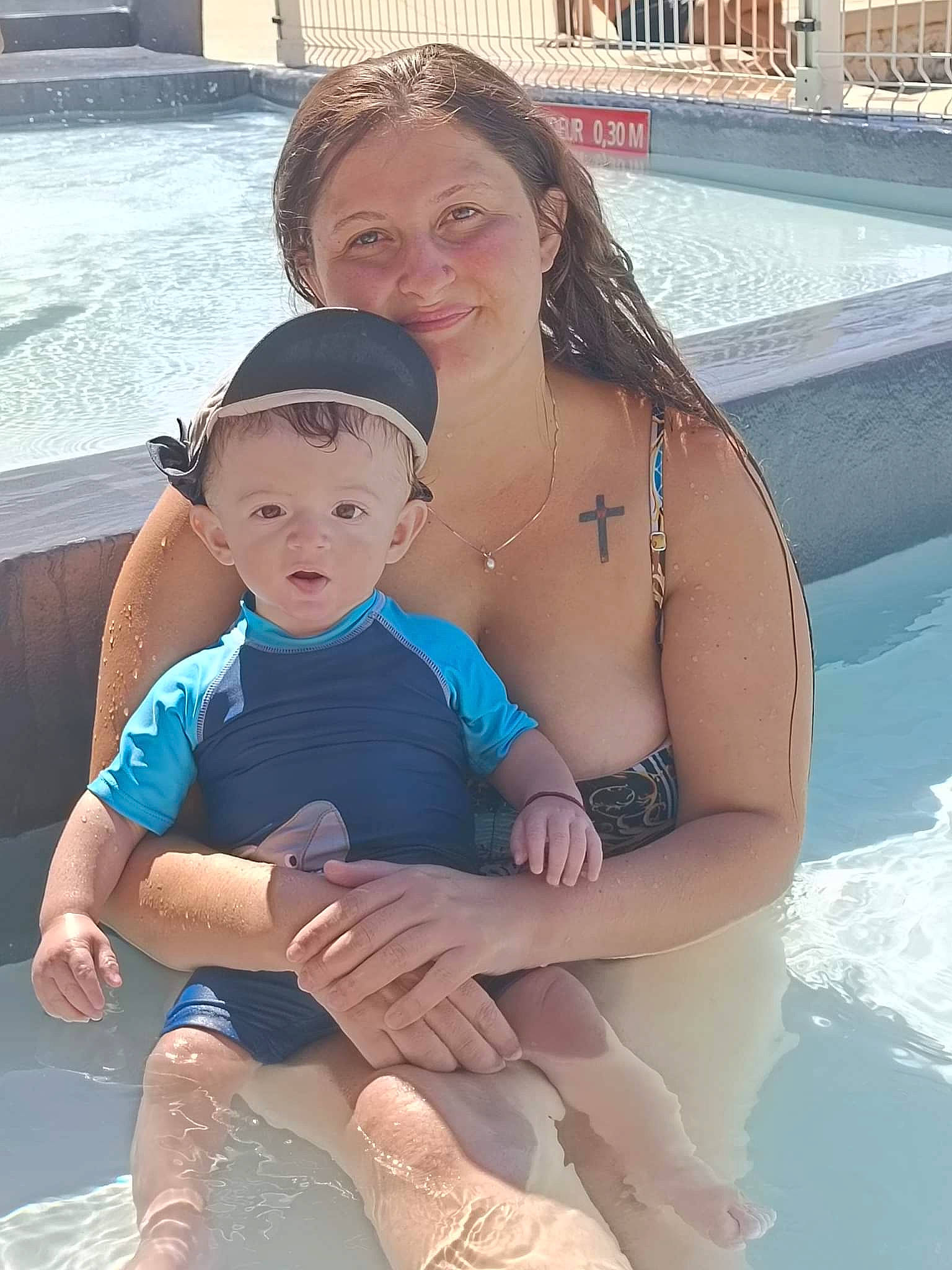 Ezio participe au concours pour gagner de l'argent avec cette photo : aqua, azure, baby_toddler_clothing, blue, facial_expression, fun, hairstyle, happy, hat, head, interaction, joy, leisure, organ, person, photograph, skin, smile, sun_hat, swimming_pool