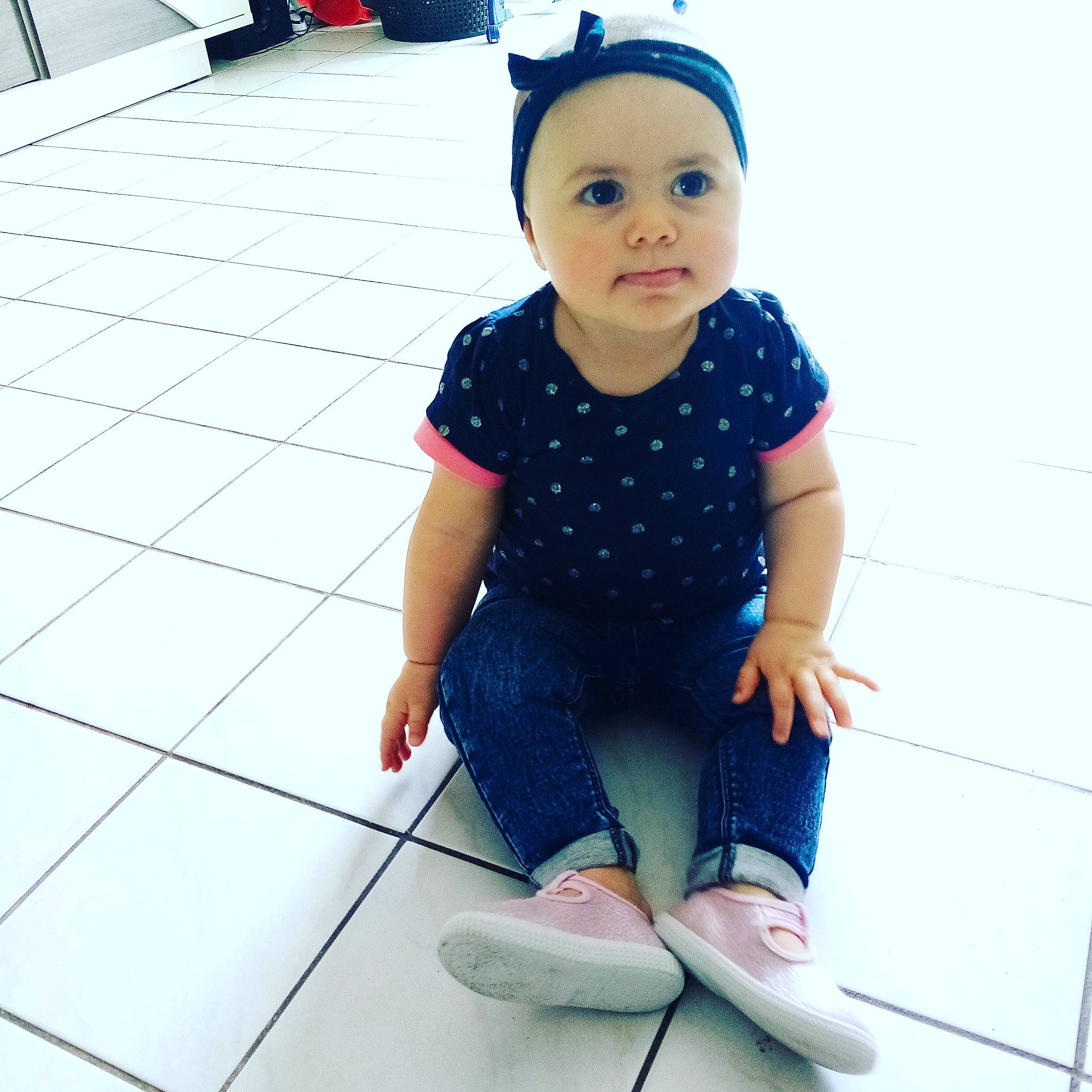 Elena participe au concours pour gagner de l'argent avec cette photo : arm, baby, baby_toddler_clothing, blue, child, cool, design, flooring, footwear, head, headgear, headwear, leg, pattern, person, shoe, skin, sleeve, smile, standing