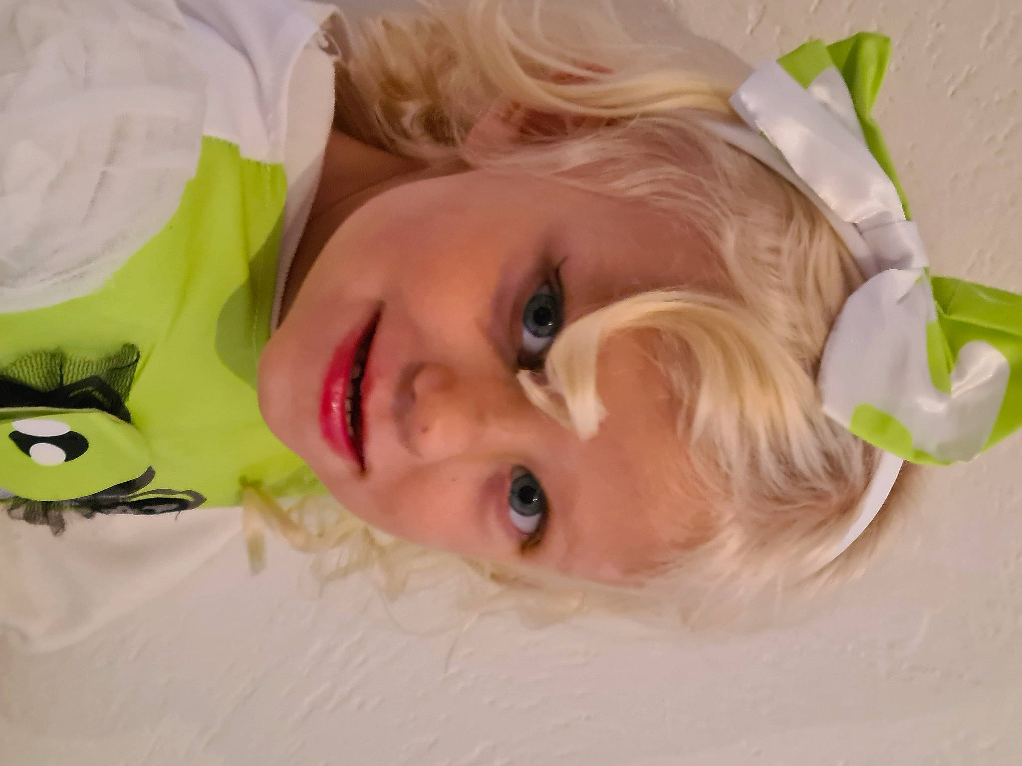 Nina a rejoint le concours — aidez-le/la à gagner de superbes lots ! cheek, ear, eyebrow, eyelash, forehead, grass, hairstyle, happy, human_body, iris, jaw, lip, mouth, neck, nose, person, plant, skin, smile, sunglasses