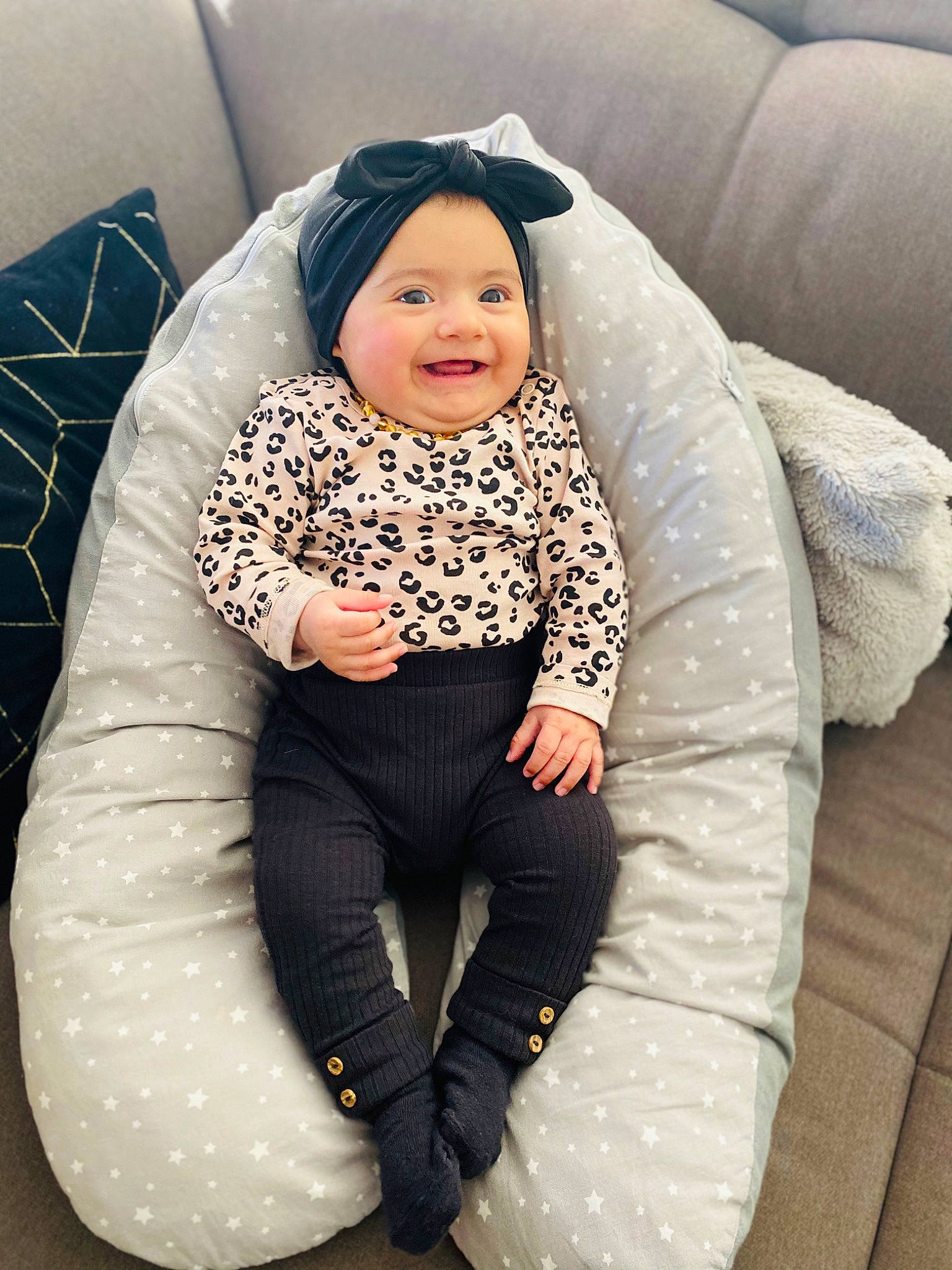 Mayvie participe au concours pour gagner de l'argent avec cette photo : arm, baby, baby_toddler_clothing, cap, car_seat, comfort, cool, couch, face, fun, happy, head, headwear, human_body, joy, knee, lap, person, sleeve, smile