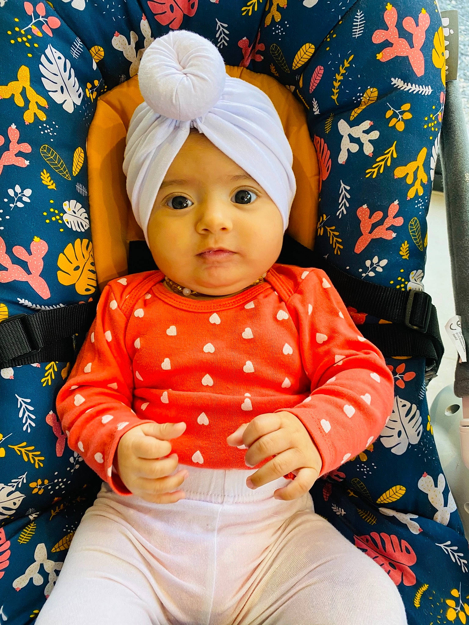 Mayvie a rejoint le concours — aidez-le/la à gagner de superbes lots ! baby, baby_toddler_clothing, beauty, cap, child, eye, facial_expression, fun, happy, headwear, knit_cap, orange, outerwear, pattern, people, person, pink, product, sleeve, t_shirt