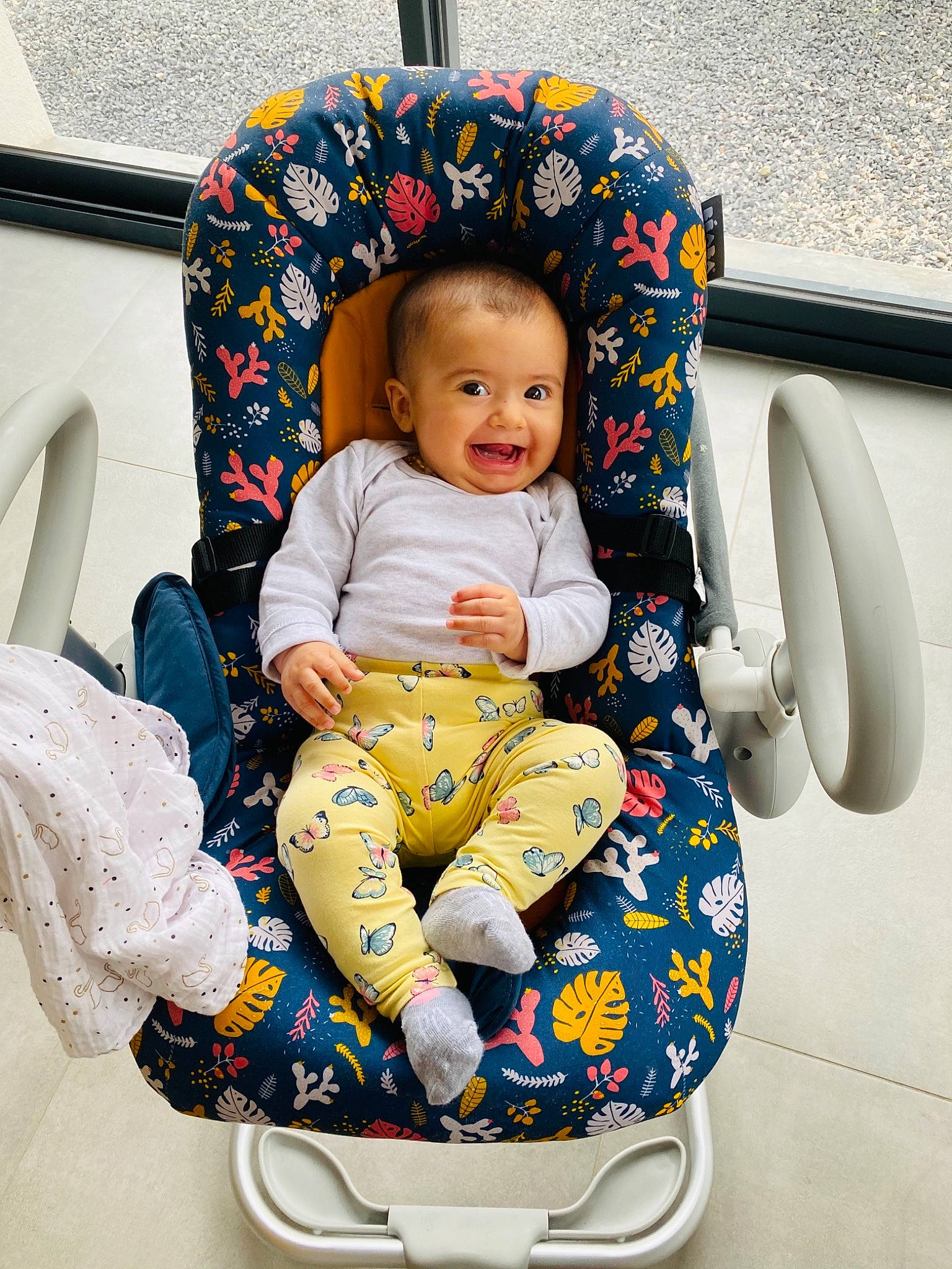 Mayvie participe au concours pour gagner de l'argent avec cette photo : baby, baby_carriage, baby_products, baby_toddler_clothing, chair, child, comfort, face, facial_expression, hairstyle, happy, head, human_body, joy, leisure, person, product, sitting, sleeve, smile