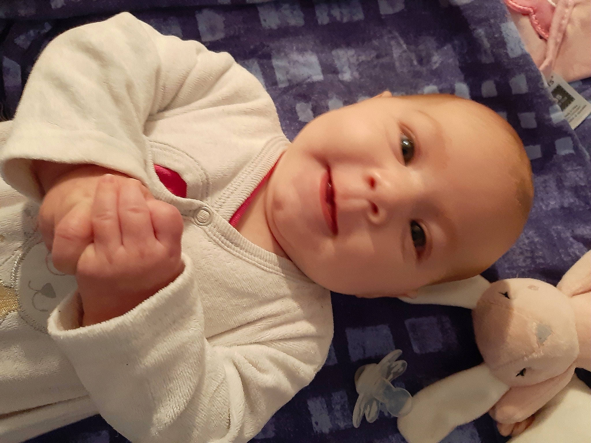 Helyanna participe au concours pour gagner de l'argent avec cette photo : baby, baby_toddler_clothing, cheek, comfort, eye, eyebrow, finger, gesture, hand, happy, head, human_body, lip, nose, person, skin, sleeve, smile, textile, toddler