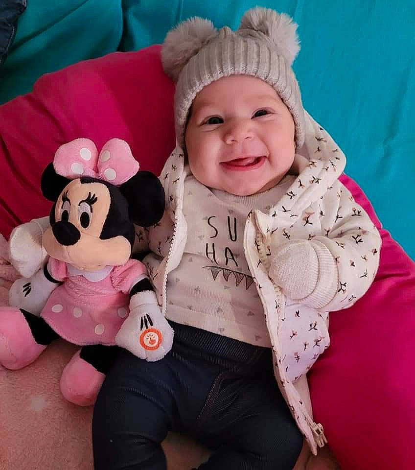 Helyanna participe au concours pour gagner de l'argent avec cette photo : baby, baby_toddler_clothing, cap, cheek, child, comfort, face, facial_expression, finger, fun, happy, head, headgear, headwear, human_body, joy, person, pink, skin, sleeve