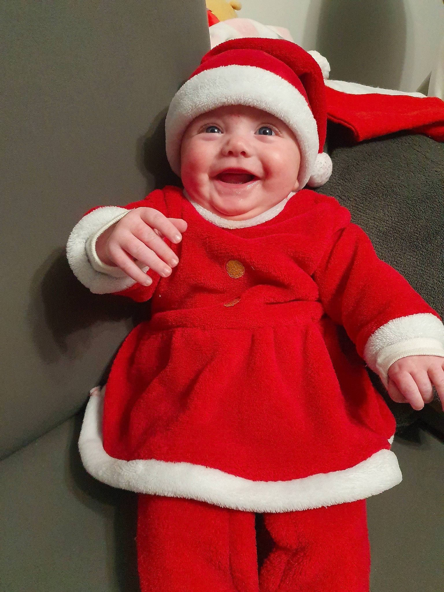 Maylie a rejoint le concours — aidez-le/la à gagner de superbes lots ! child, christmas, christmas_eve, costume, fictional_character, happy, headwear, holiday, laugh, person, red, santa_claus, smile, toddler