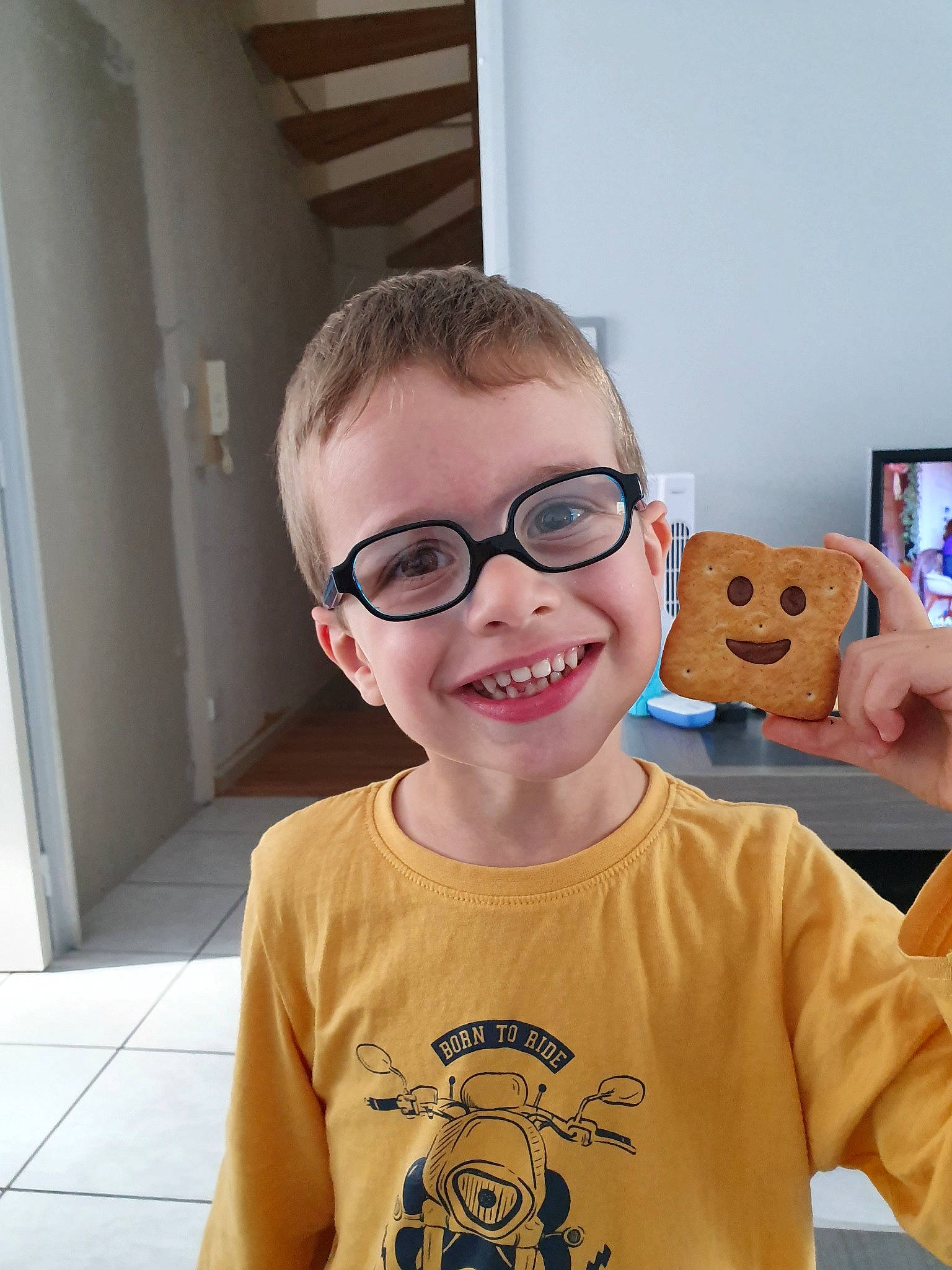 Ethan a rejoint le concours — aidez-le/la à gagner de superbes lots ! child, cool, ear, eyewear, face, forehead, fun, glasses, happy, head, joy, person, photography, room, selfie, smile, sunglasses, t_shirt, toddler, top