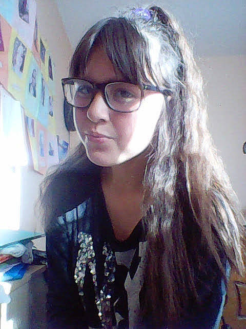 Ludivine participe au concours pour gagner de l'argent avec cette photo : bangs, black_hair, brown_hair, cool, eyewear, fashion_accessory, girl, glasses, hair, hair_accessory, hair_care, hair_coloring, hairstyle, human_hair_color, lip, long_hair, person, smile, vision_care