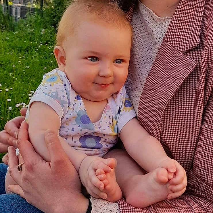 Arthur a rejoint le concours — aidez-le/la à gagner de superbes lots ! baby, babylaughing, clothing, dress, face, happy, head, pants, people, person, photography, portrait, sitting, sleeve, smile